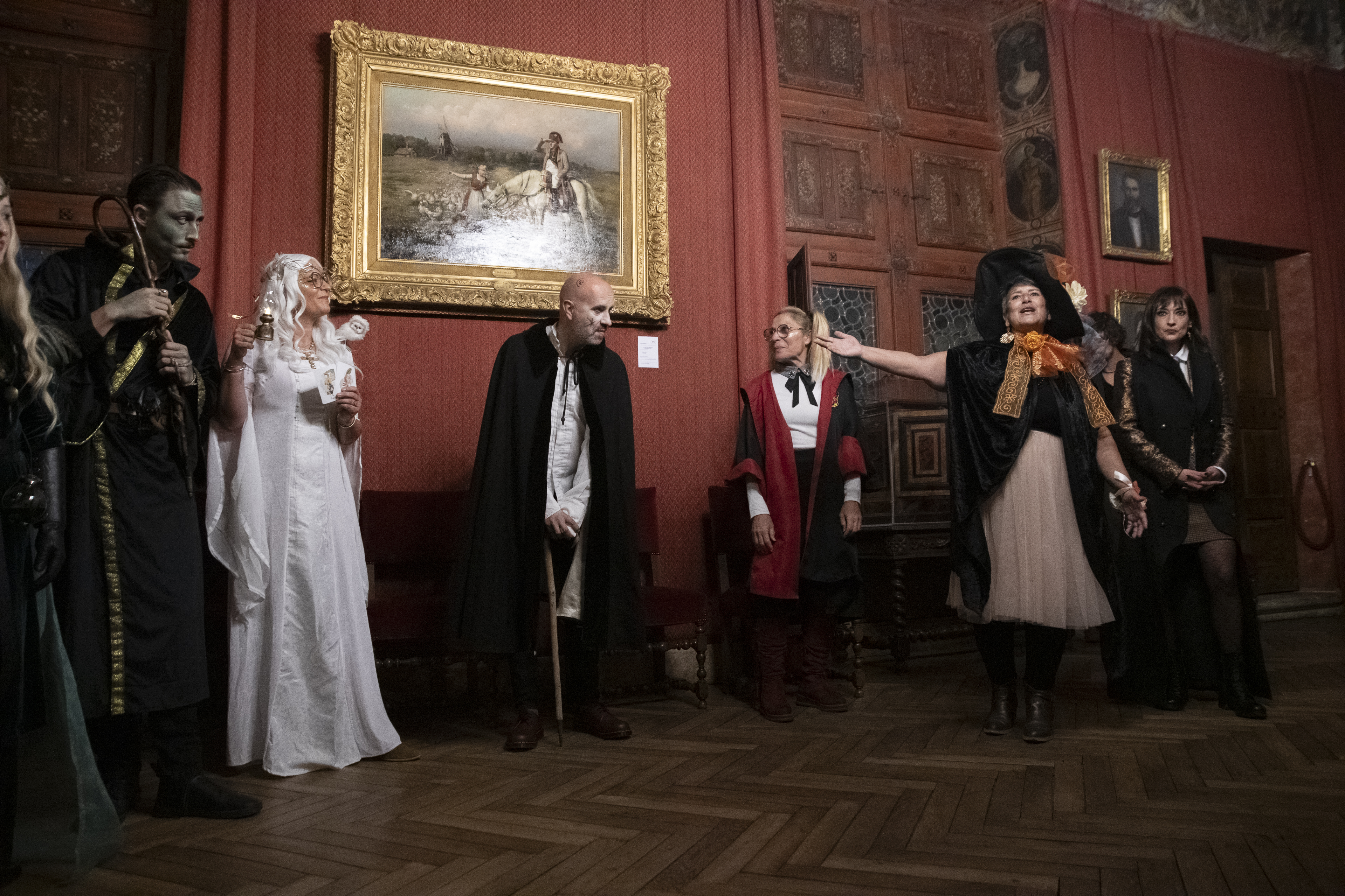 Murder mystery party Luik spelers buiten Château de Colonster met enveloppen · INNOV'events