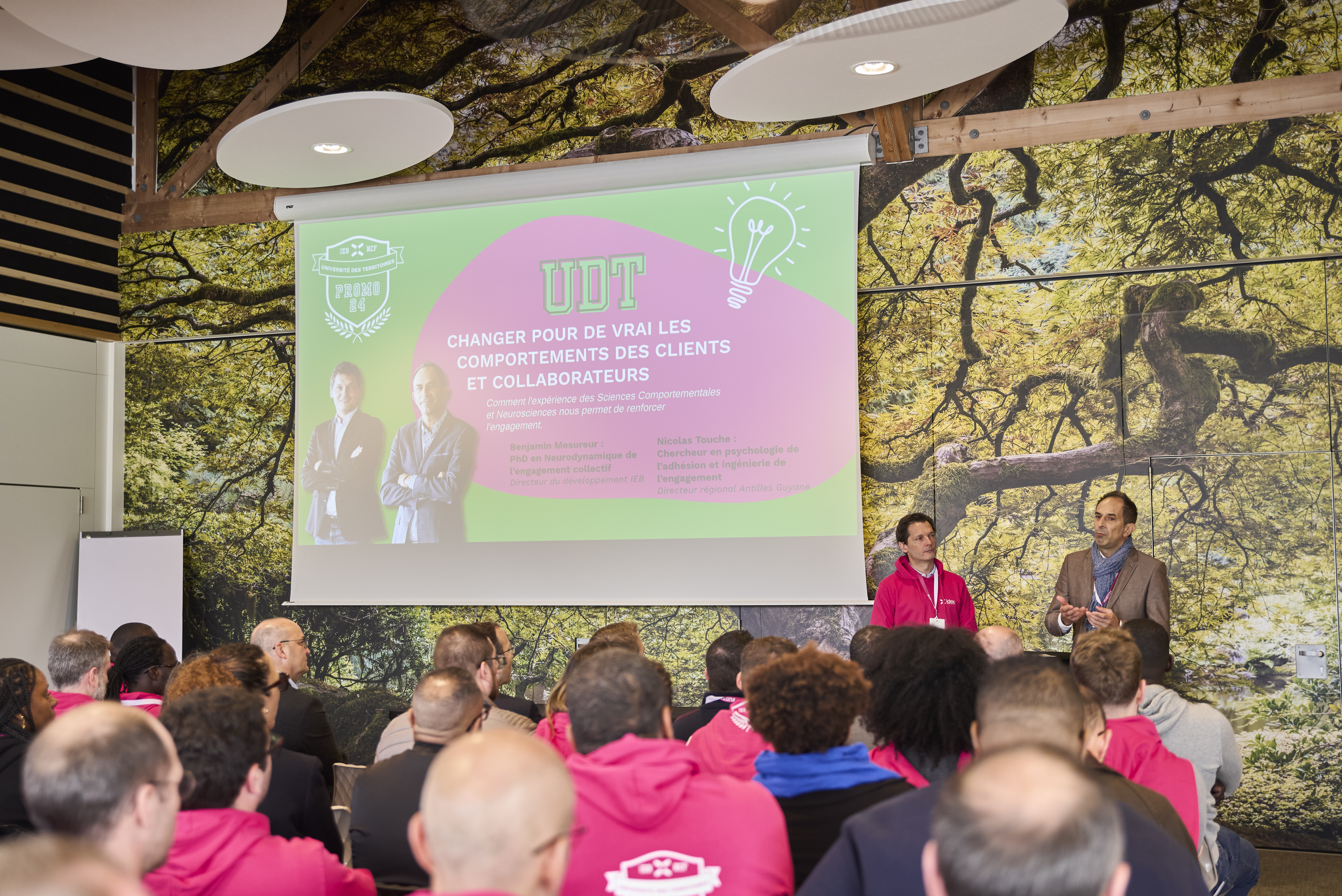 Seminar venue rental Antwerp Havenhuis dockside terrace group activity · INNOV'events
