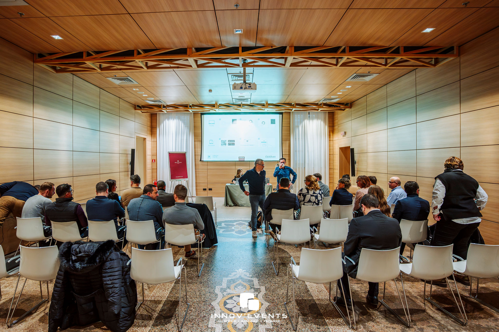 Halvedagseminarie Brussel compacte vergaderzaal kick-off kleine groep · INNOV'events