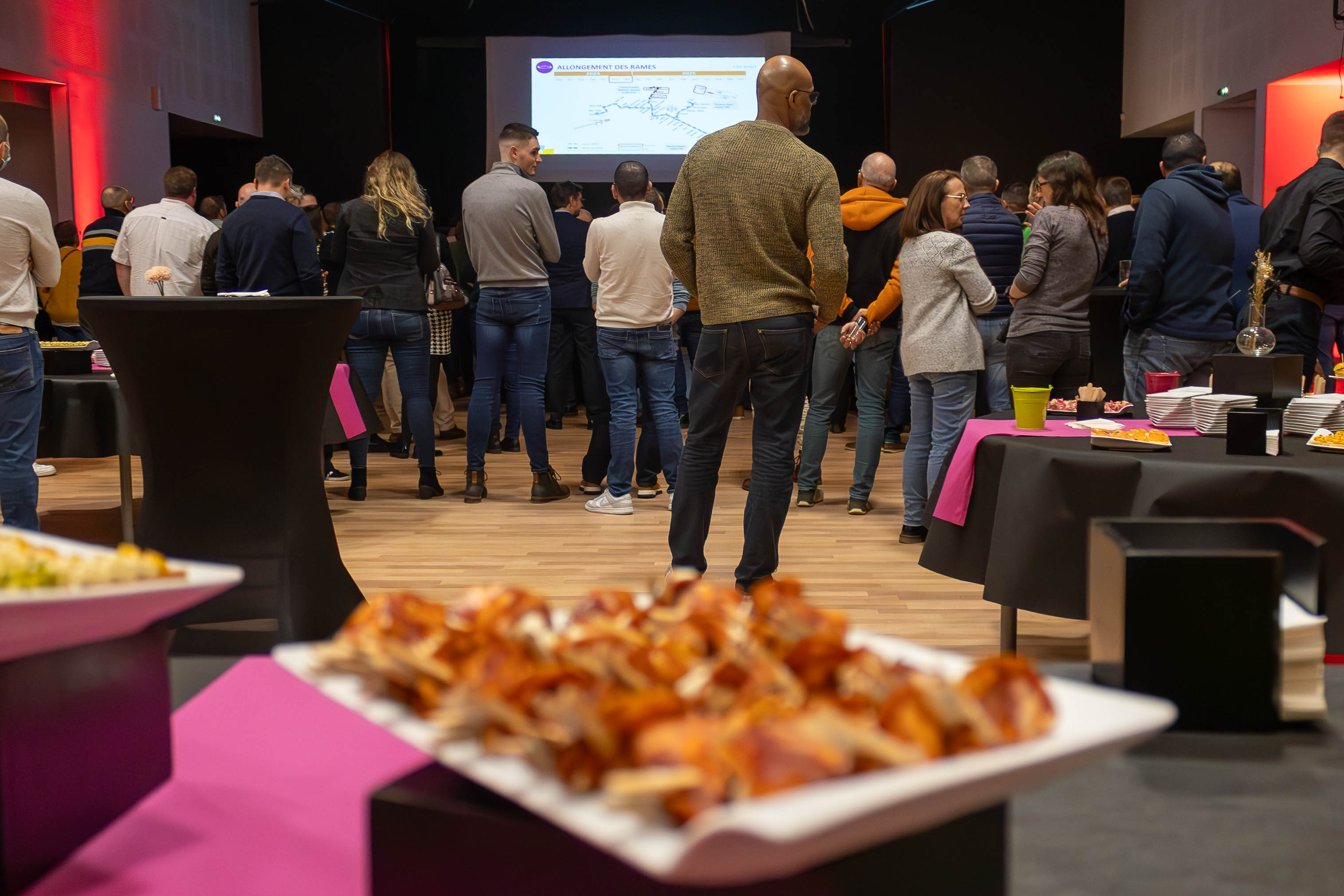 Salle de congrès plénière location de salle événementielle Belgique scène et gradins · INNOV'events