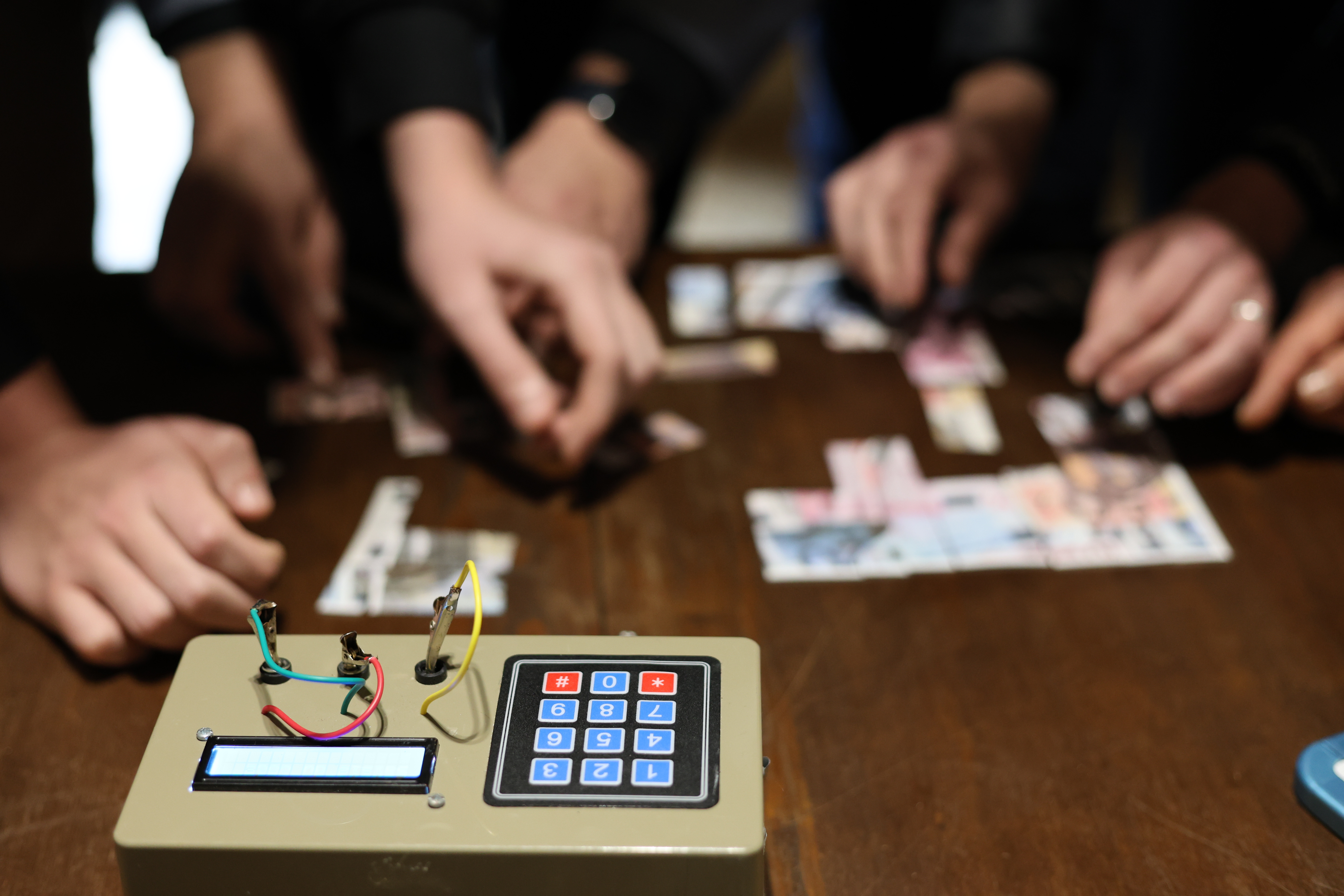 Escape game Luik outdoor teams op quai de la Batte langs de Maas · INNOV'events