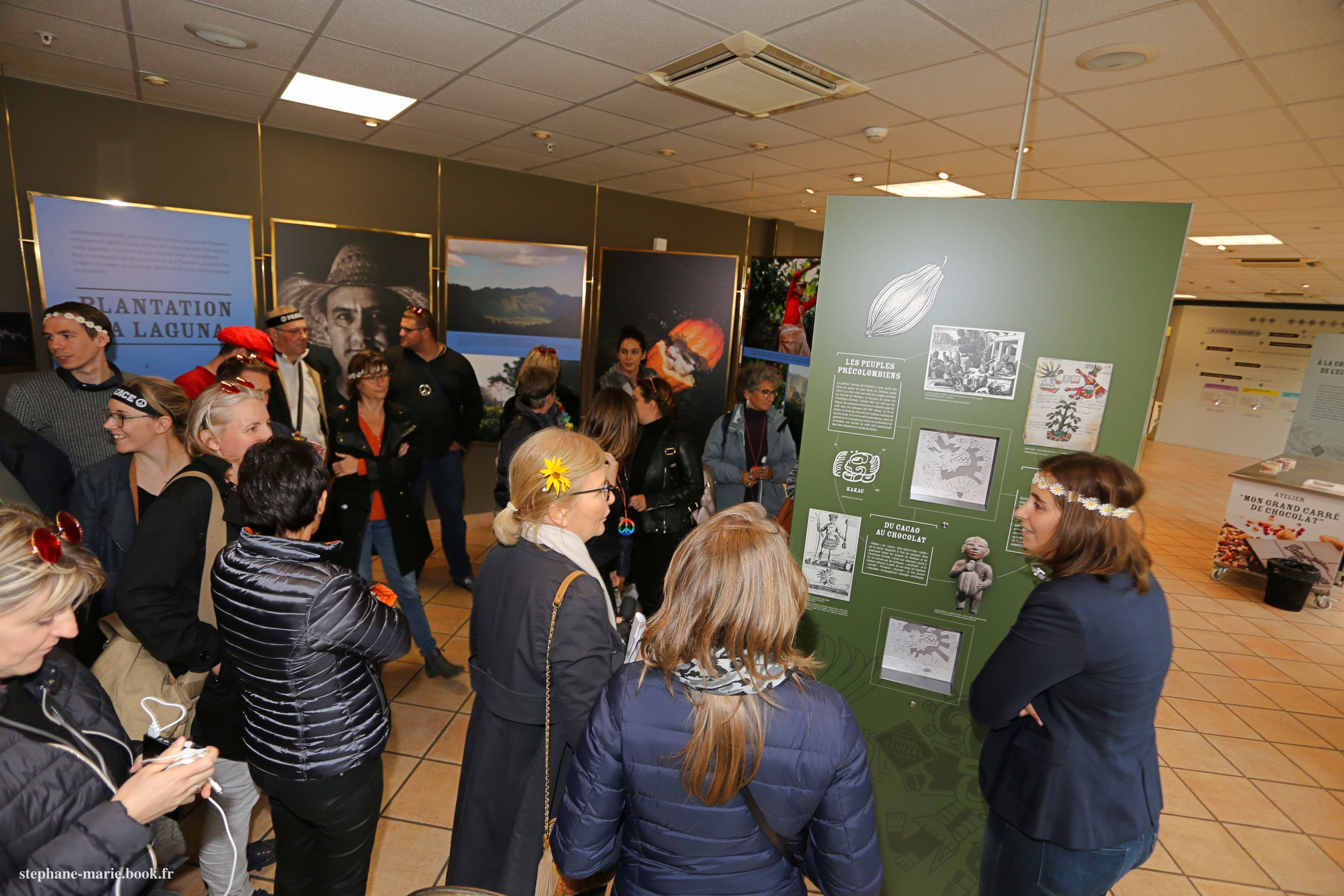 Portes ouvertes Bruxelles hall Tour & Taxis visiteurs circulation entre stands · INNOV'events