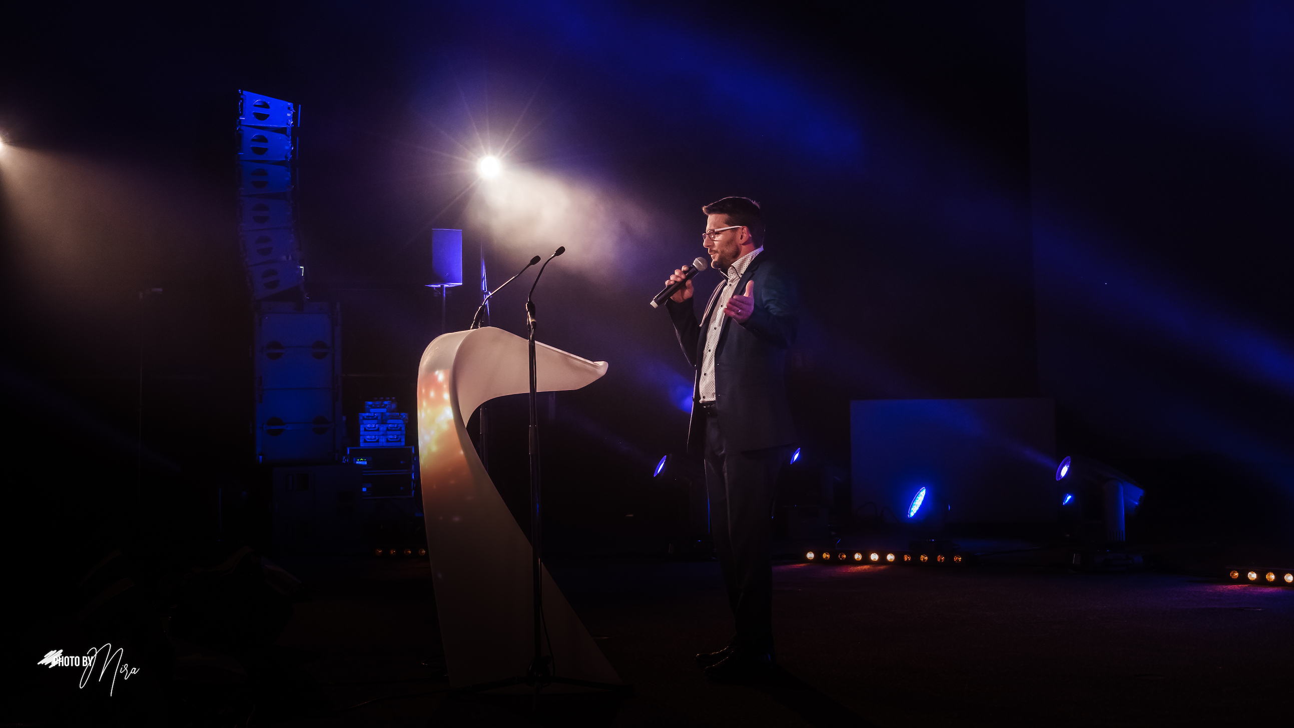 Plenaire zaal geluid en licht Antwerpen bedrijfsevenement podium · INNOV'events