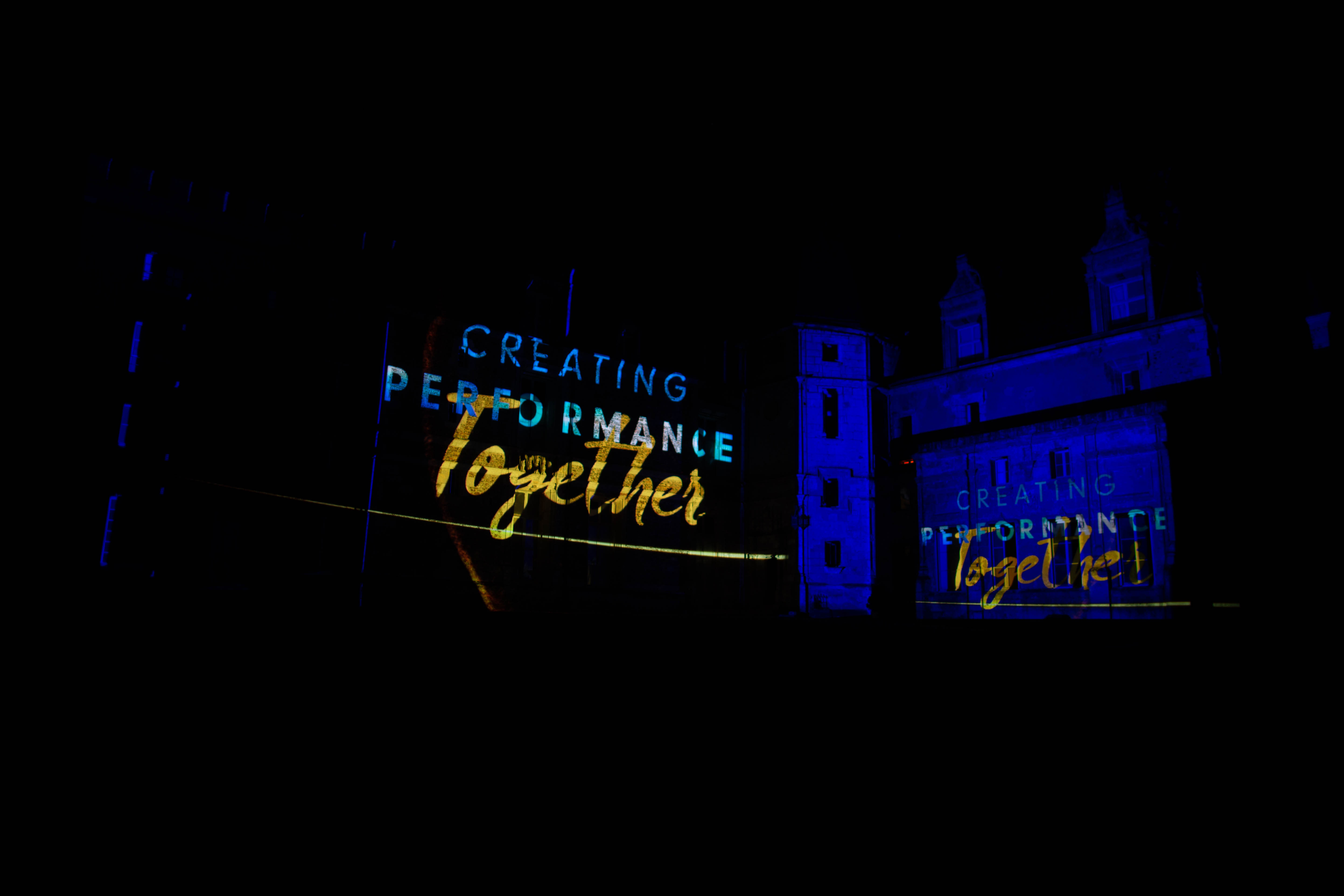 spectacle Anvers artistes scène gala dîner assis corporate · INNOV'events