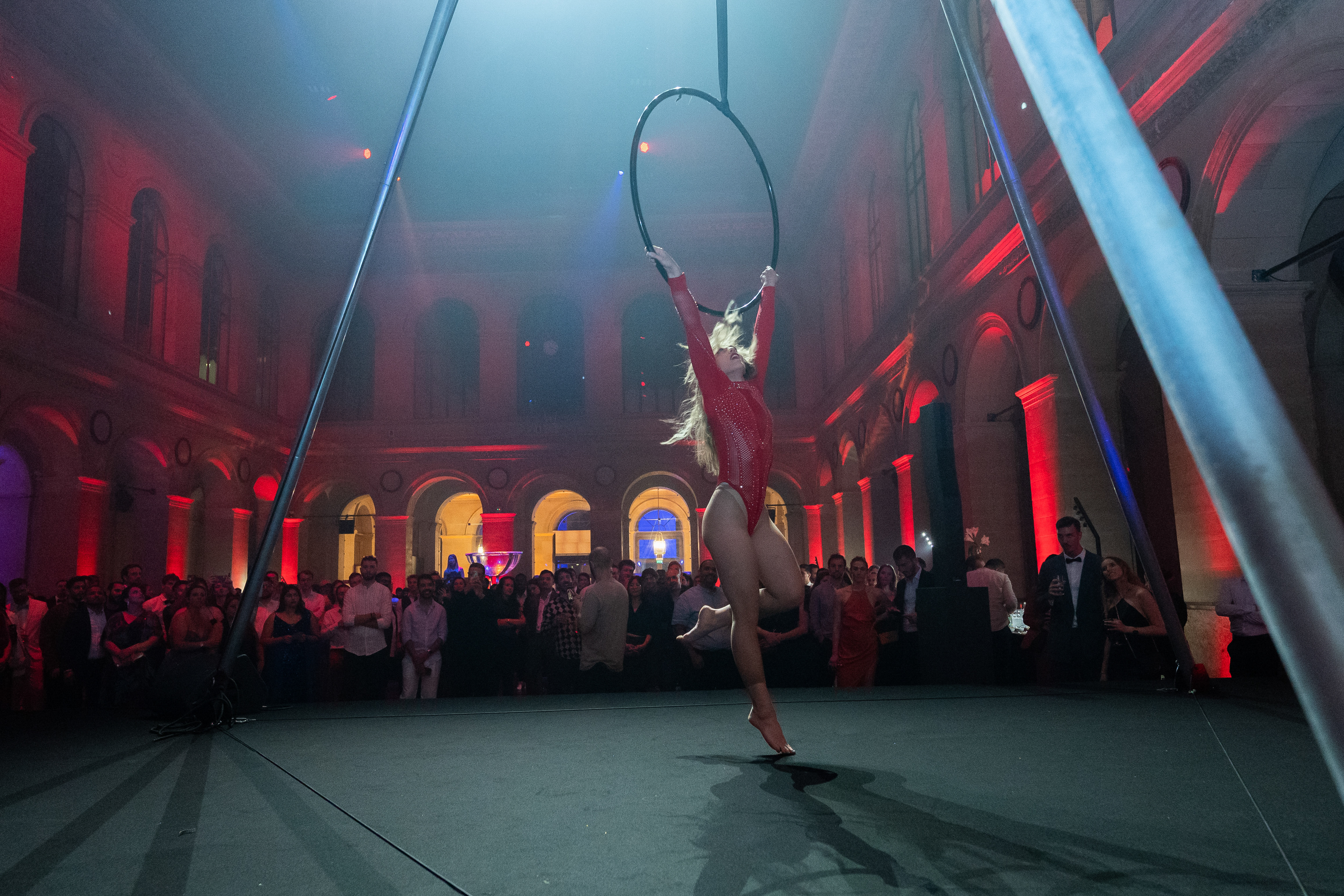Hybride showformat bedrijfsshow Luik livestream podium · INNOV'events