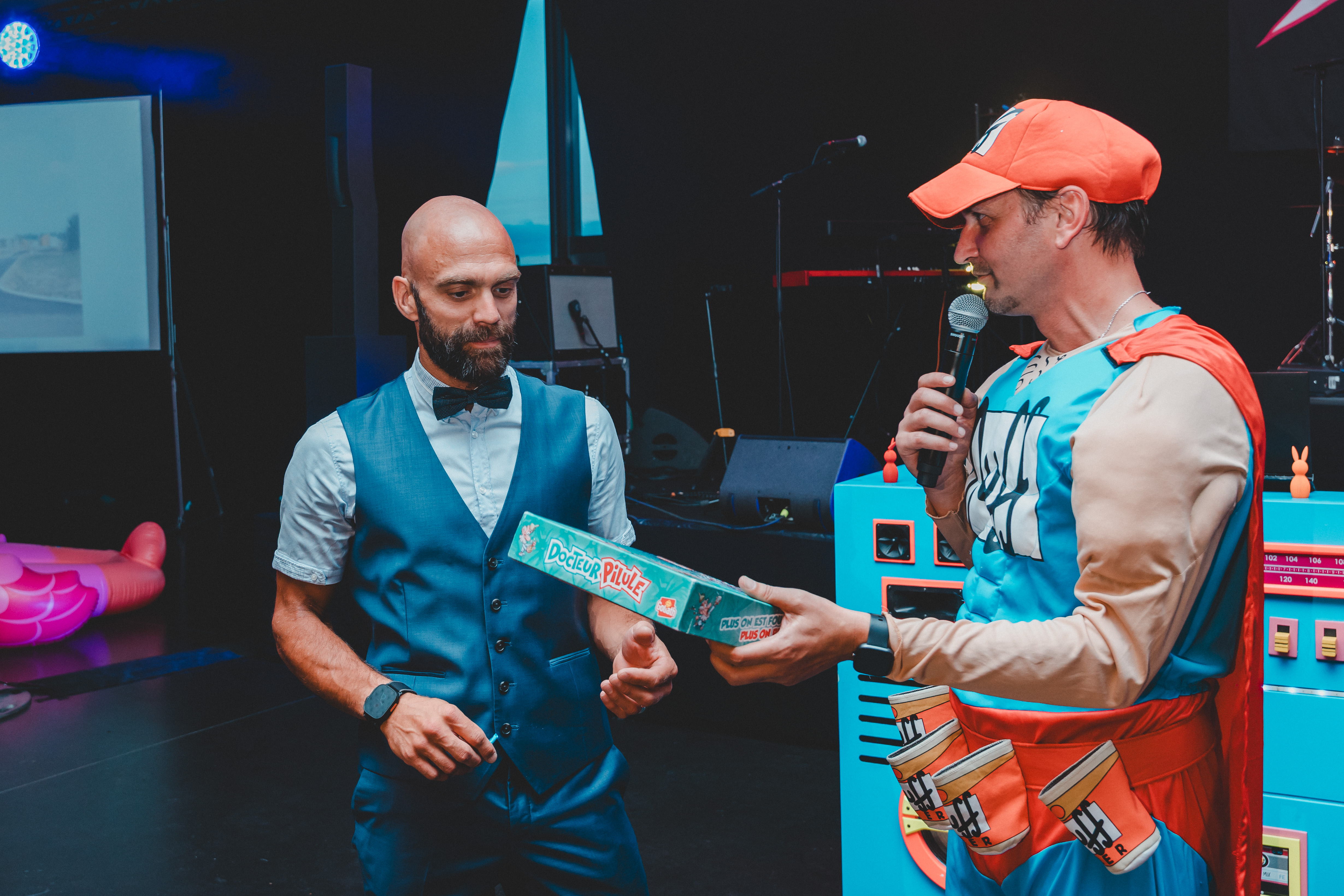Grote TV spelshow bedrijfsevenement Luik podium buzzeropstelling volledige dag · INNOV'events