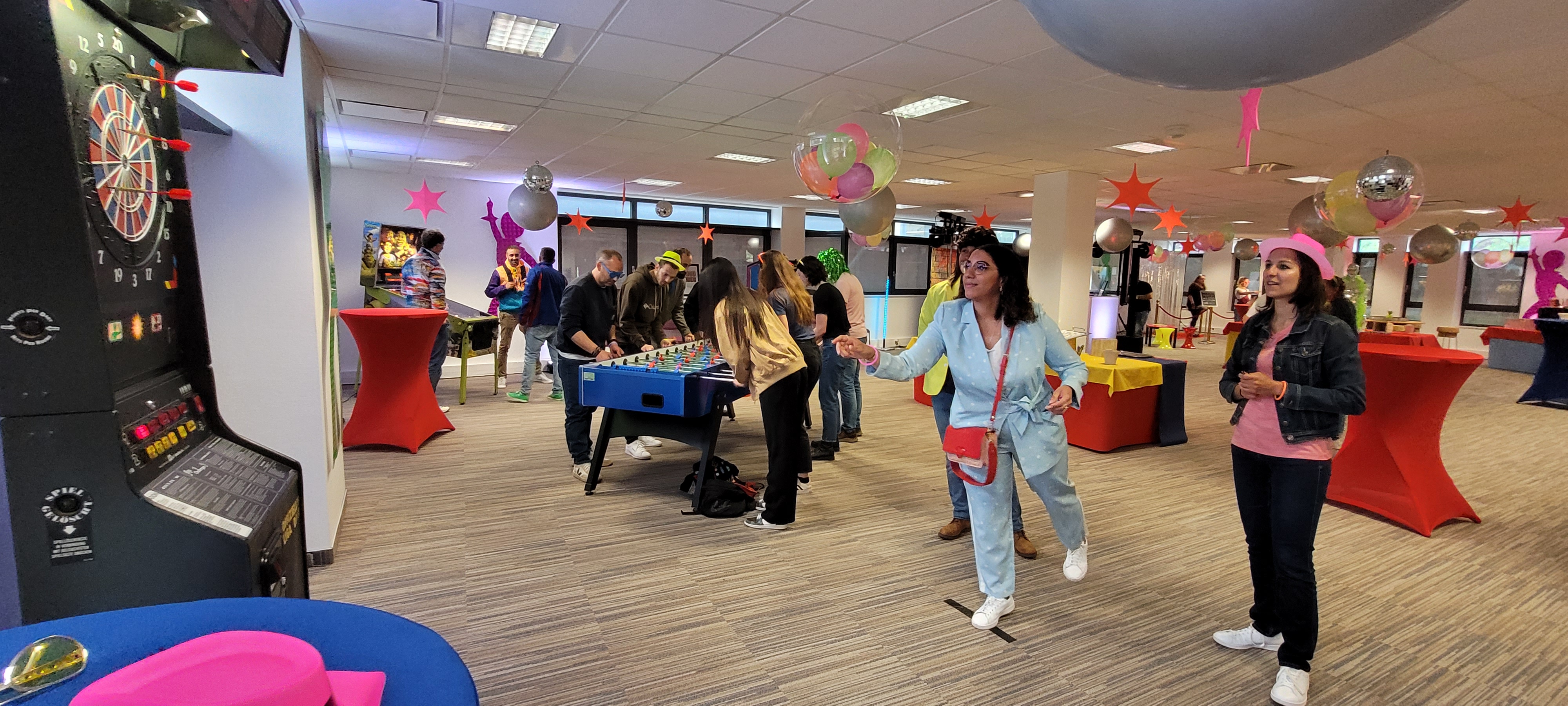 Arcade games bedrijf Luik prijsuitreiking teams op podium in evenementenhal · INNOV'events