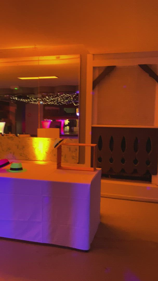 Locatie evenement LED meubilair Antwerpen Stadsfeestzaal historisch interieur · INNOV'events