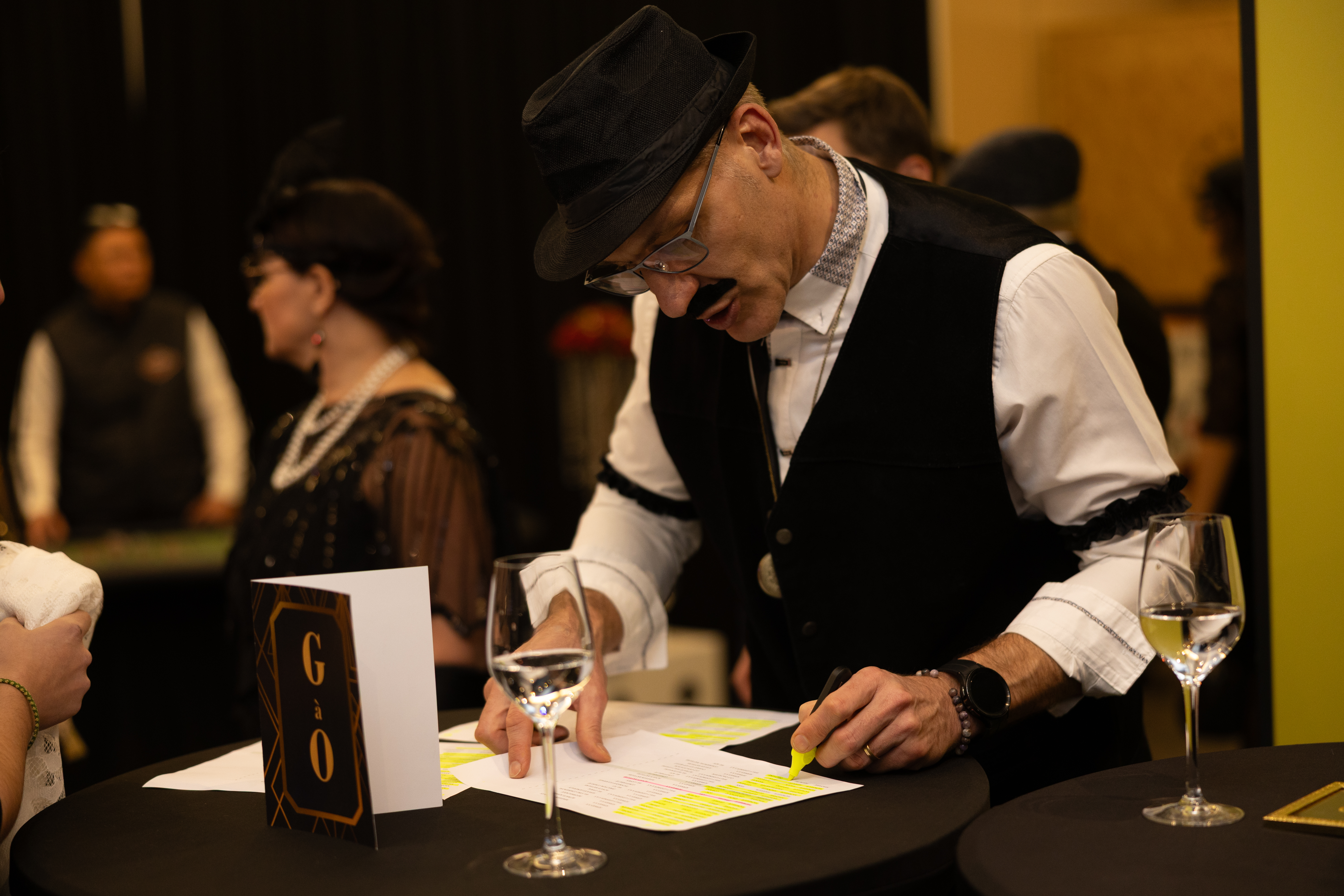 murder party Anvers comédien interroge un participant au Hilton · INNOV'events