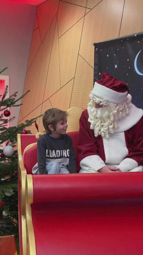 Animation spectacle père Noël entreprise Liège scène éclairée salle · INNOV'events