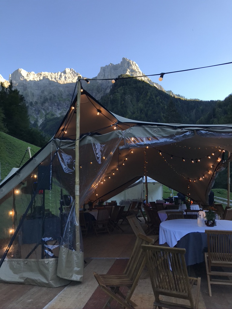 Walking dinner garden party Anvers Het Eilandje tables dressées en bord d'eau · INNOV'events