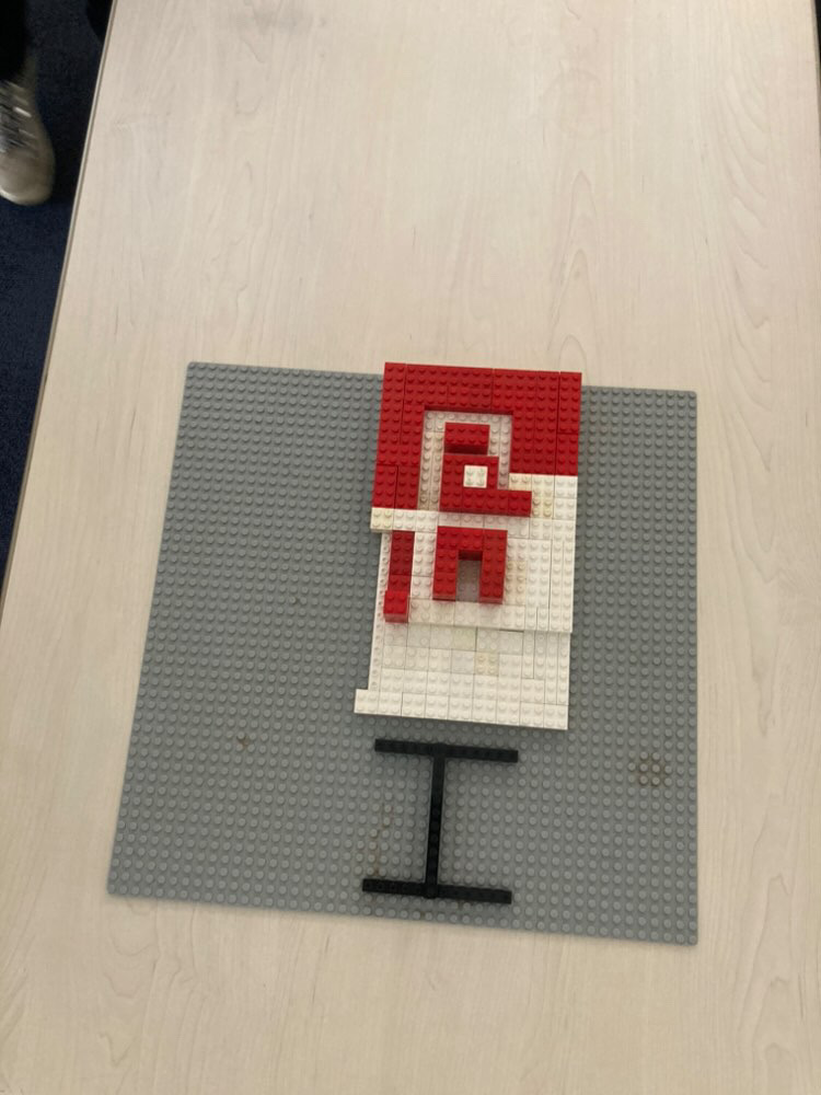 Challenge LEGO cohésion Liège équipes autour d'une table de construction · INNOV'events