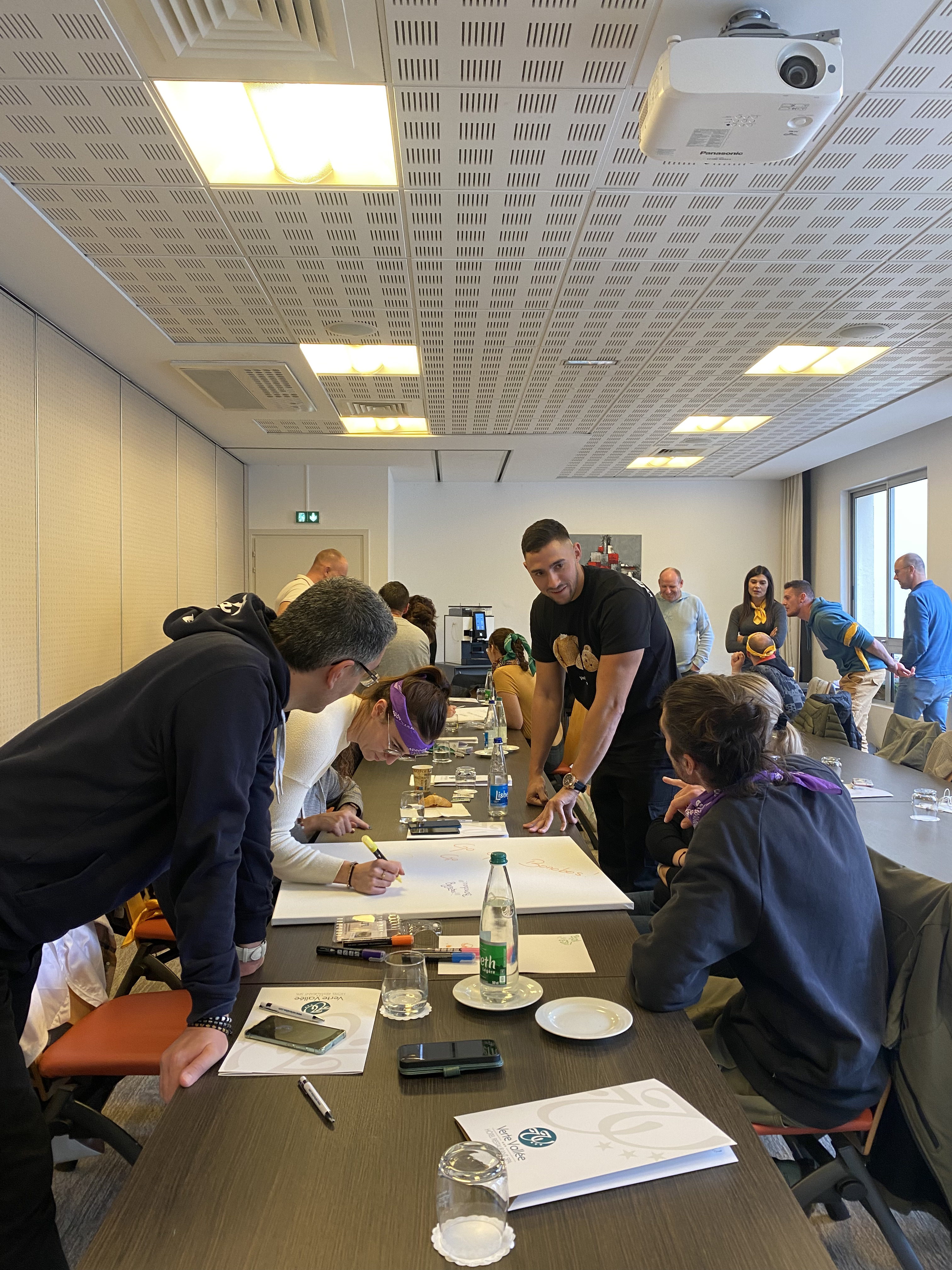 Halve dag kleuradvies workshop Antwerpen deelnemers met kleurstalen · INNOV'events