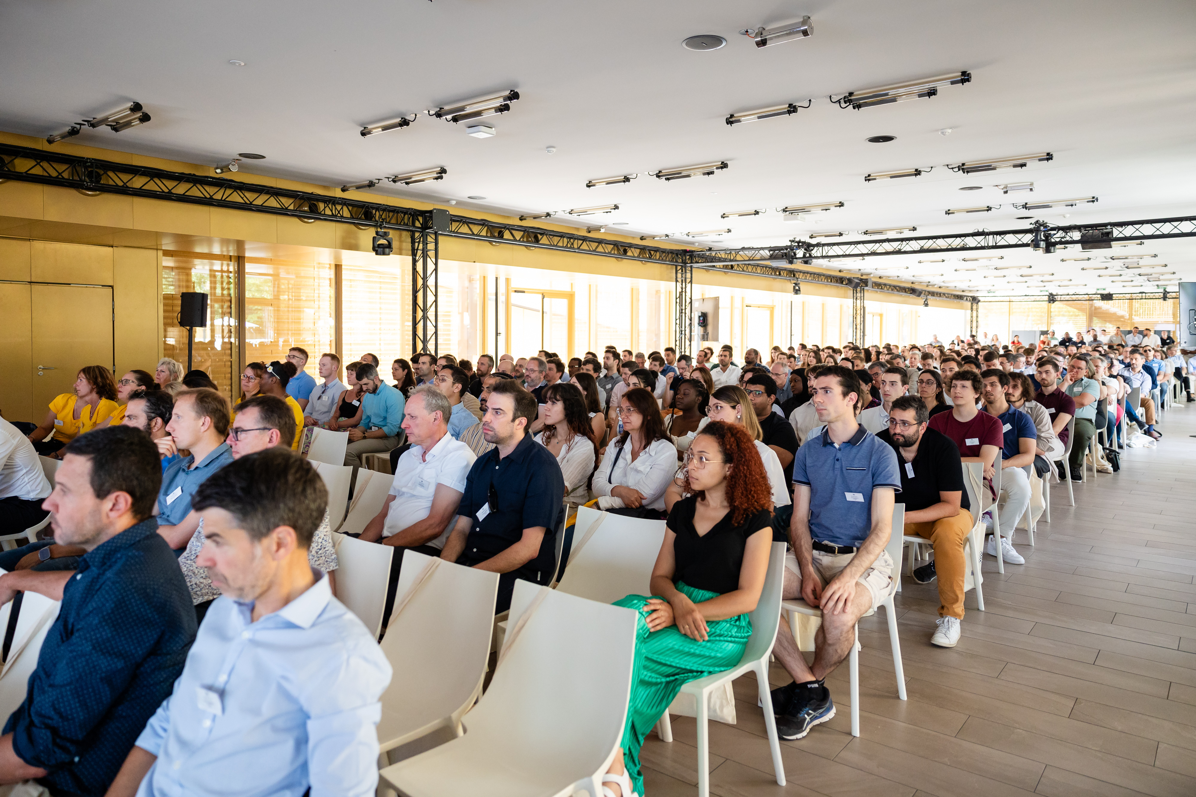 Bedrijfsseminarie Brussel plenaire sessie moderne zaal daglicht · INNOV'events