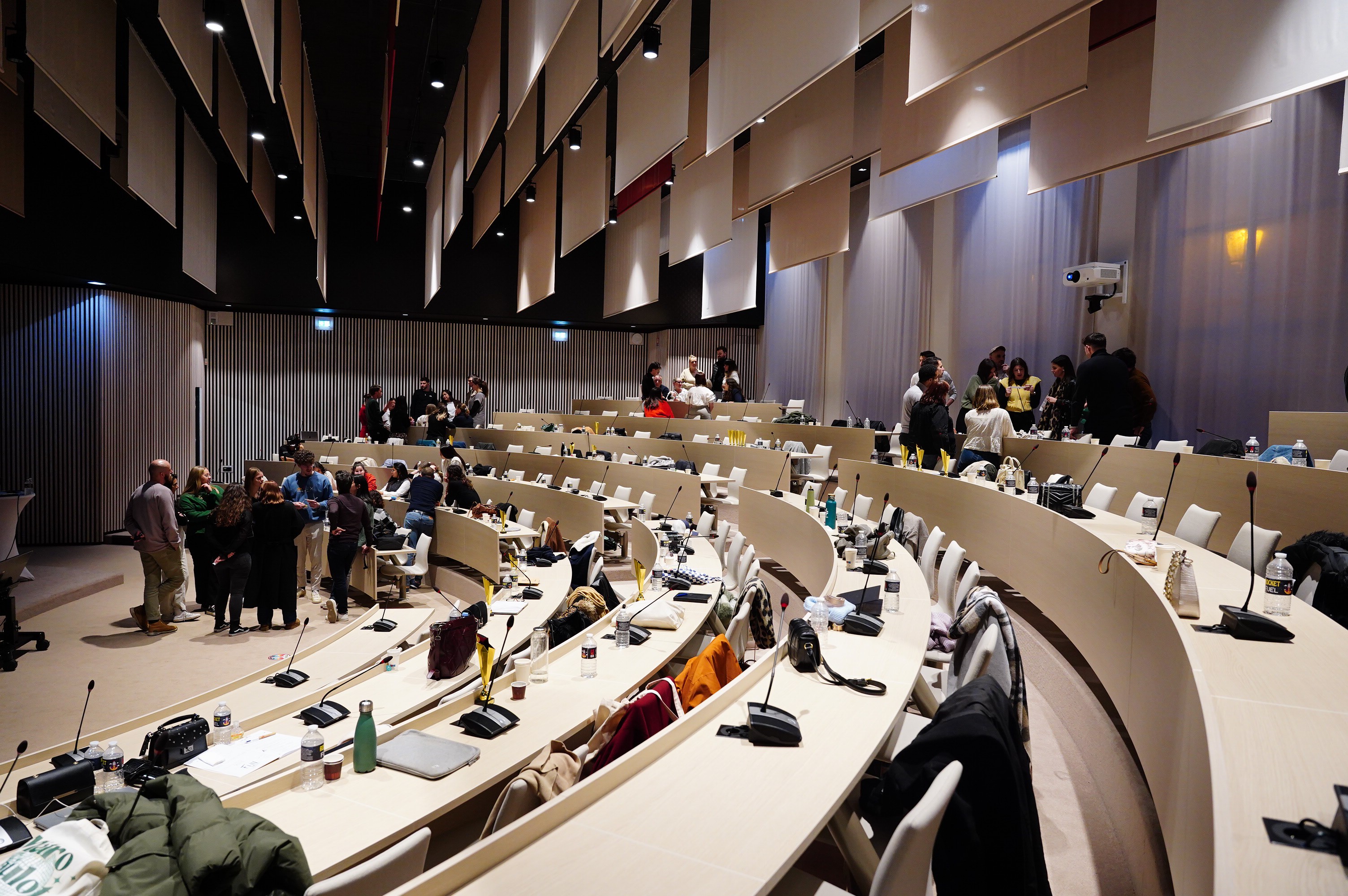 Grote conventie Luik plenaire zaal 300 deelnemers podium · INNOV'events