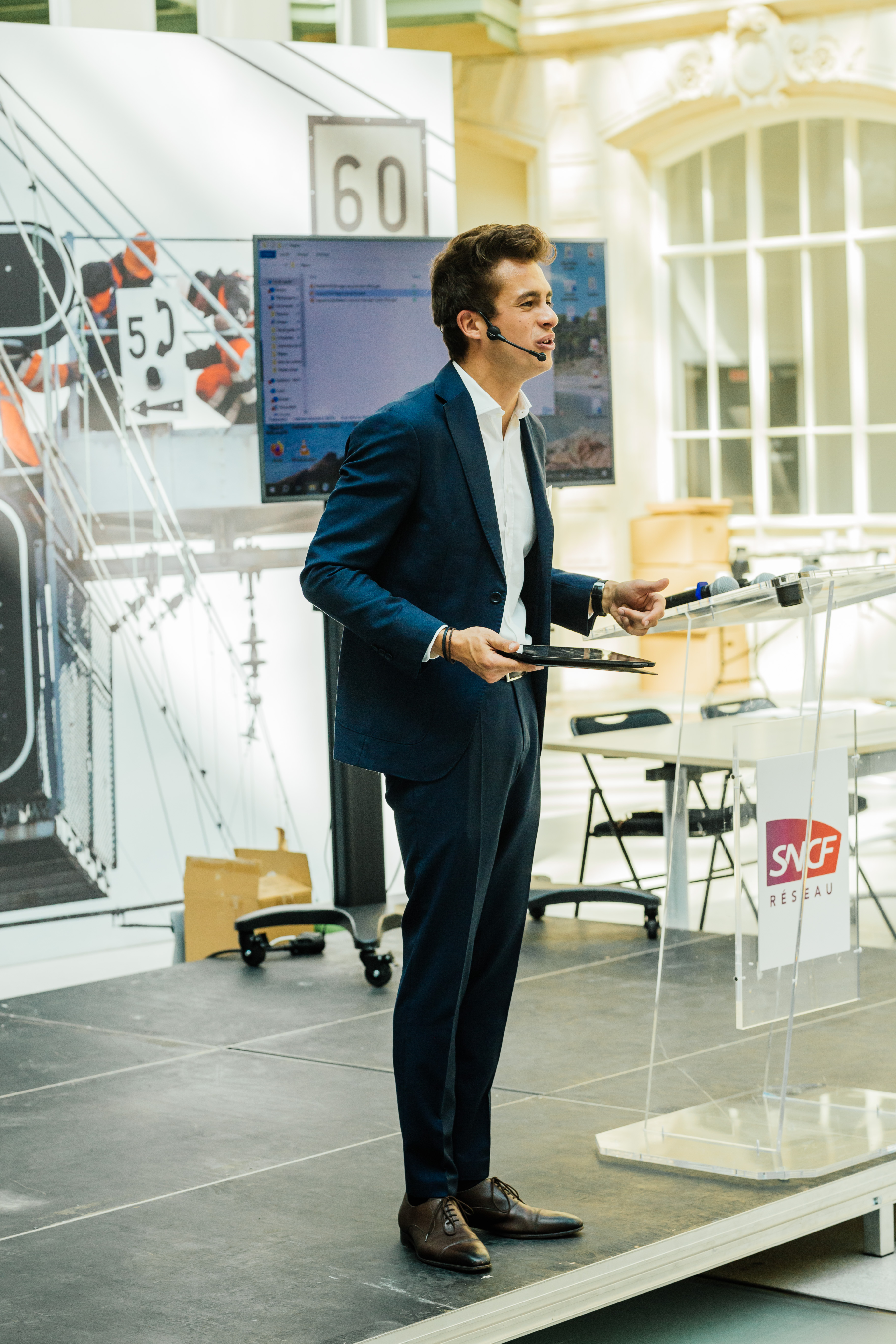 Dagseminarie bedrijfsseminarie Luik breakoutsessie moderne vergaderzaal · INNOV'events