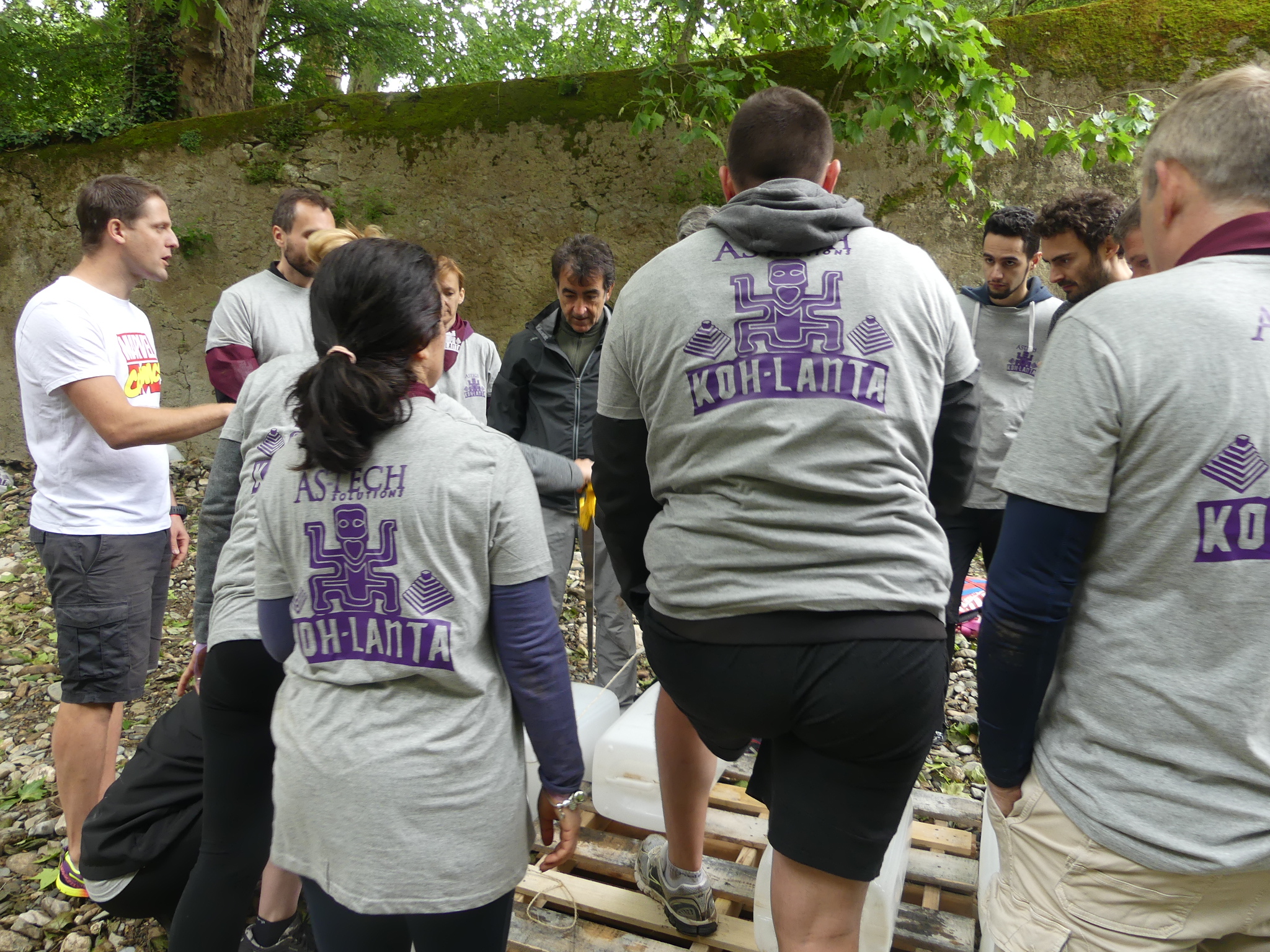 Team building Bruxelles équipes en rallye urbain quartier Sablon pavés · INNOV'events