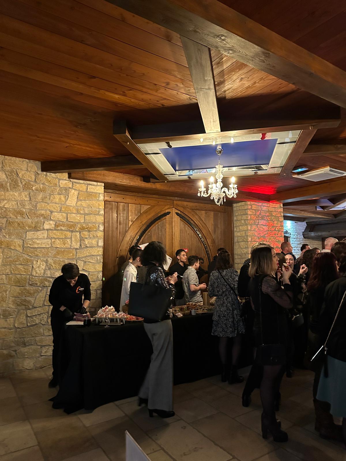 Repas assis traiteur événementiel Liège salle de la Citadelle vue panoramique · INNOV'events