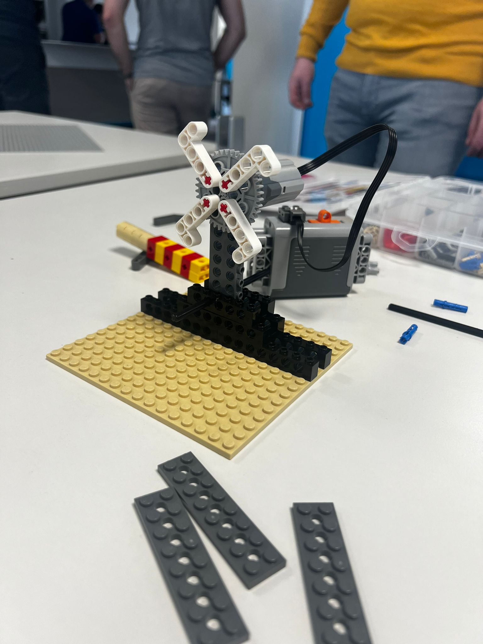 LEGO challenge halve dag Luik teams aan werktafels met stenen · INNOV'events