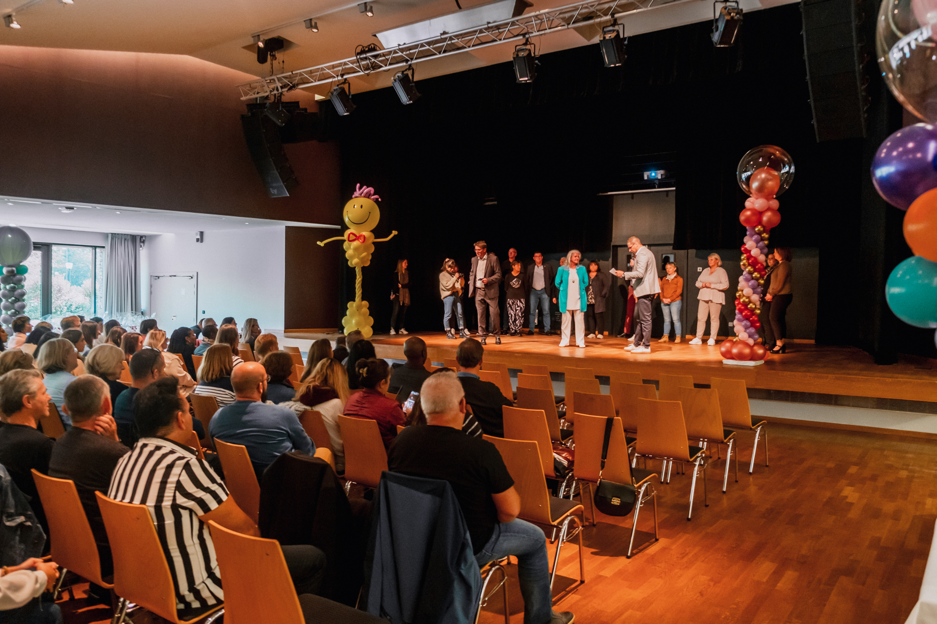Productlancering show bedrijfsshow Antwerpen podiumopbouw pakhuis · INNOV'events