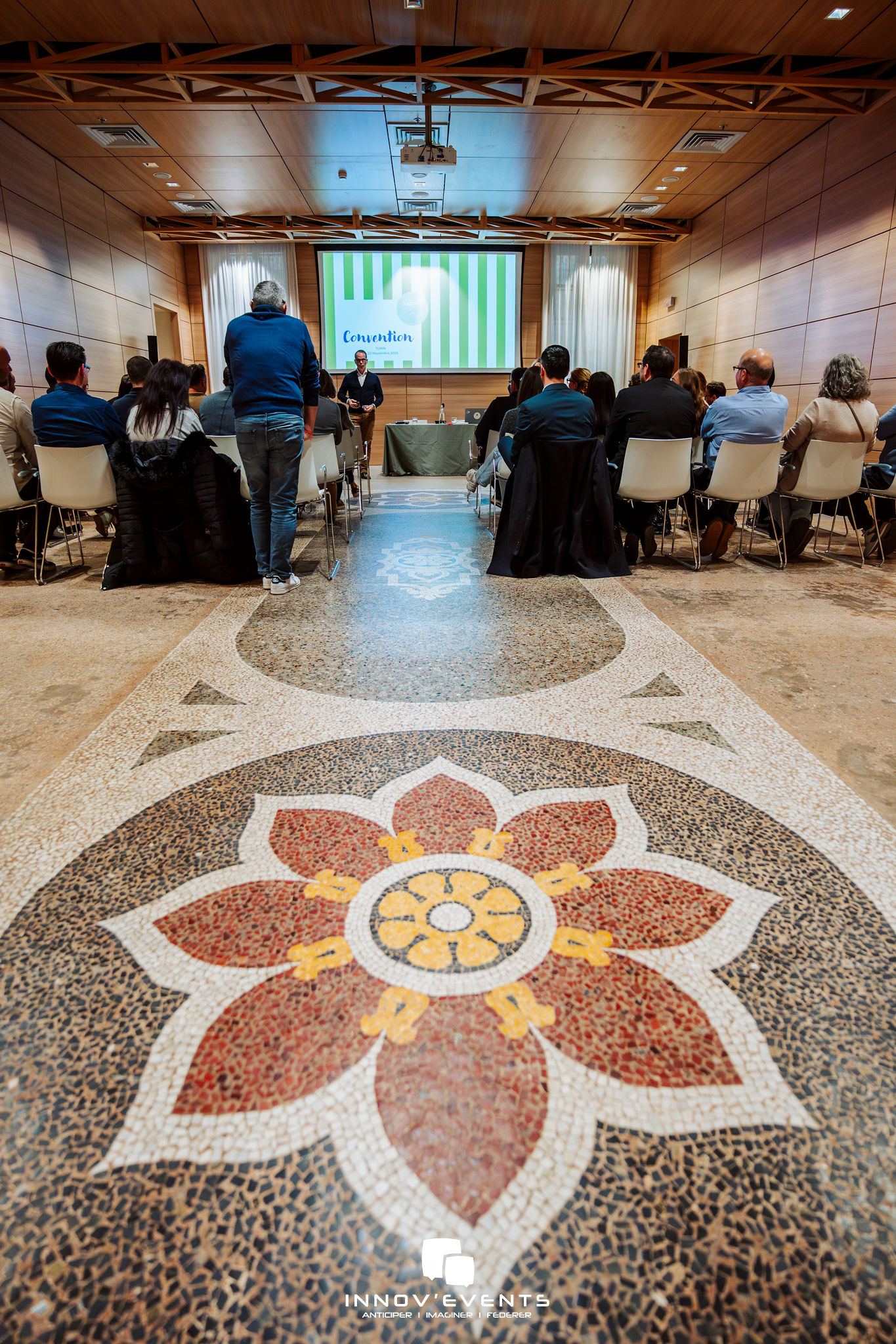 Simultaantolk bedrijfsevenement Antwerpen tolkencabine congres · INNOV'events