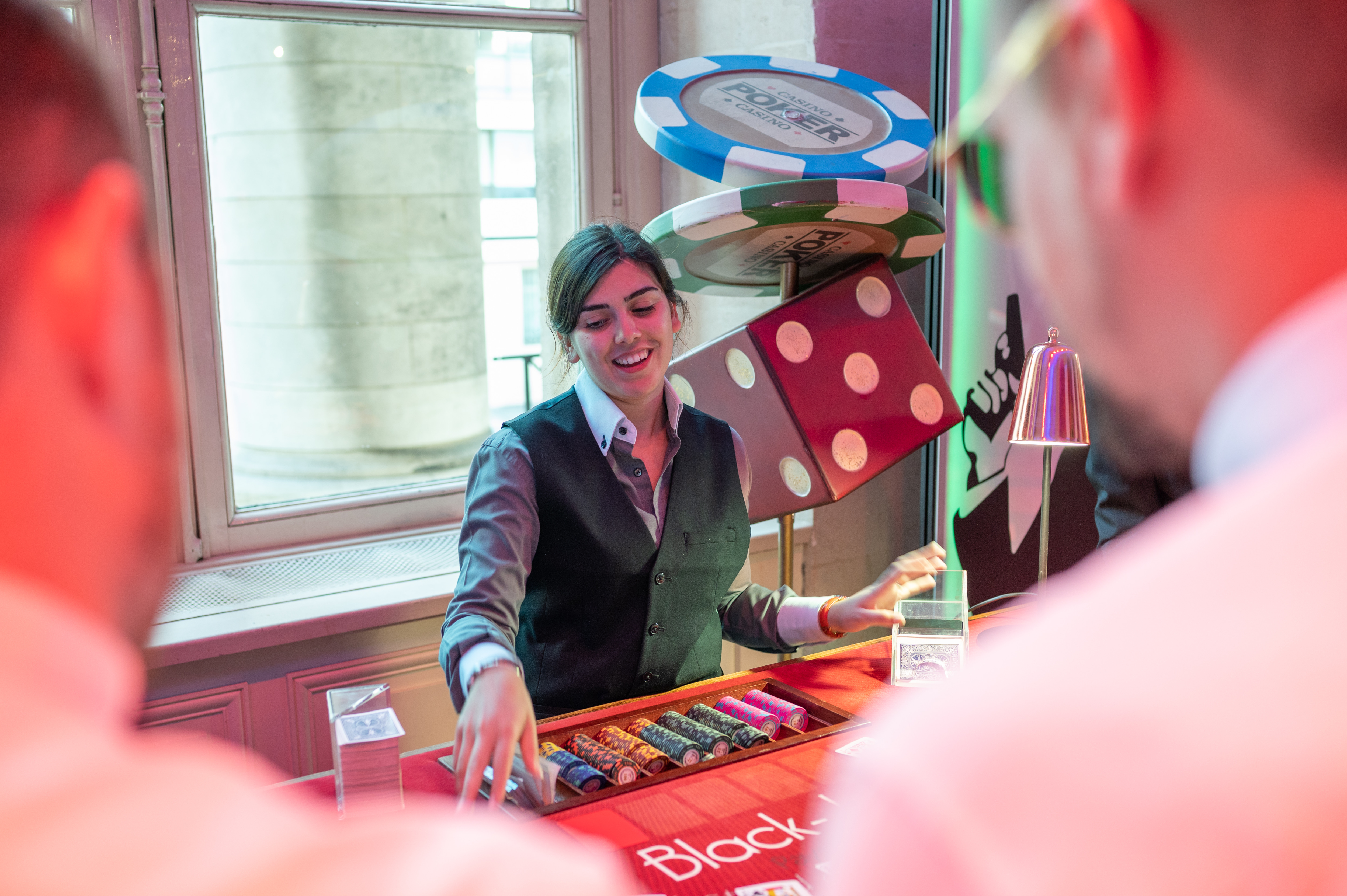 Casino avond Brussel teams aan roulettetafel in historische feestzaal · INNOV'events