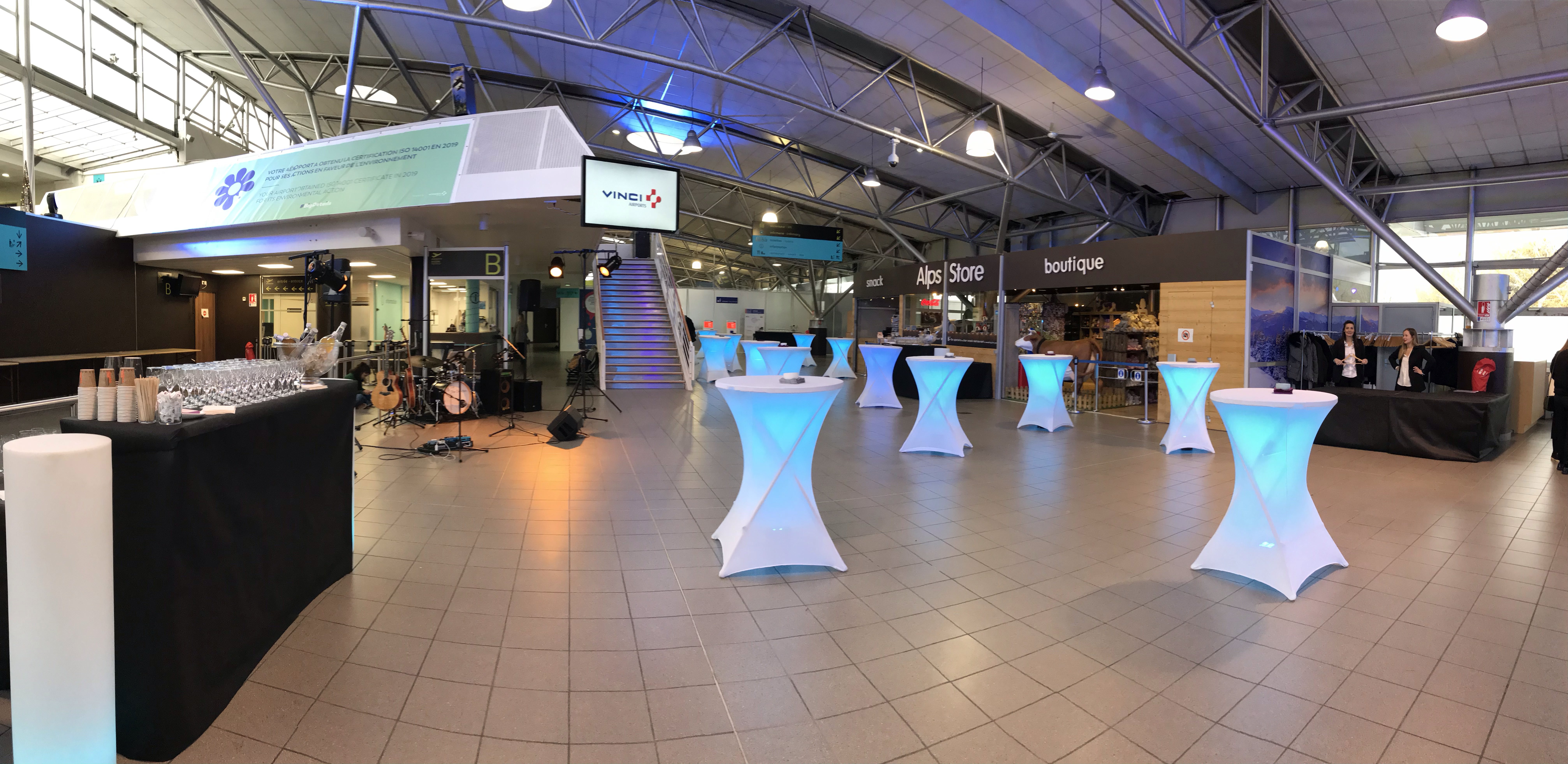 Event venue corporate employee party Belgium · industrial-heritage hall evening setup · INNOV'events