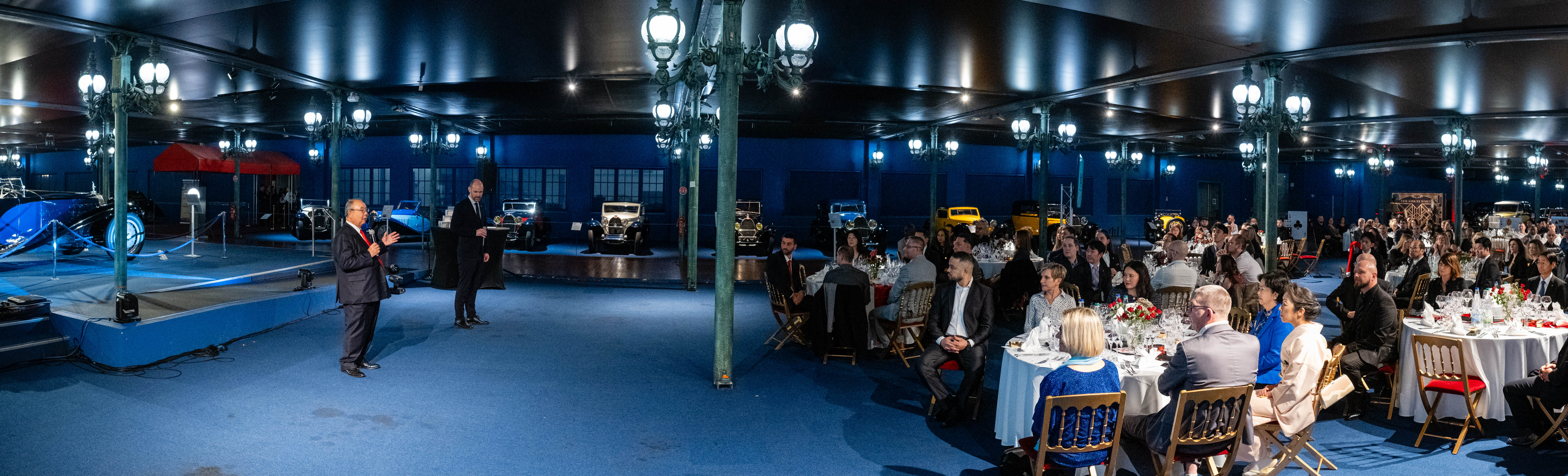 Seated gala dinner corporate Belgium round tables candlelight · INNOV'events