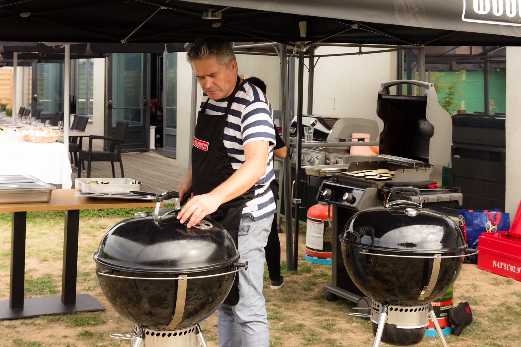 Corporate summer party Belgium walking dinner riverside marquee lighting · INNOV'events