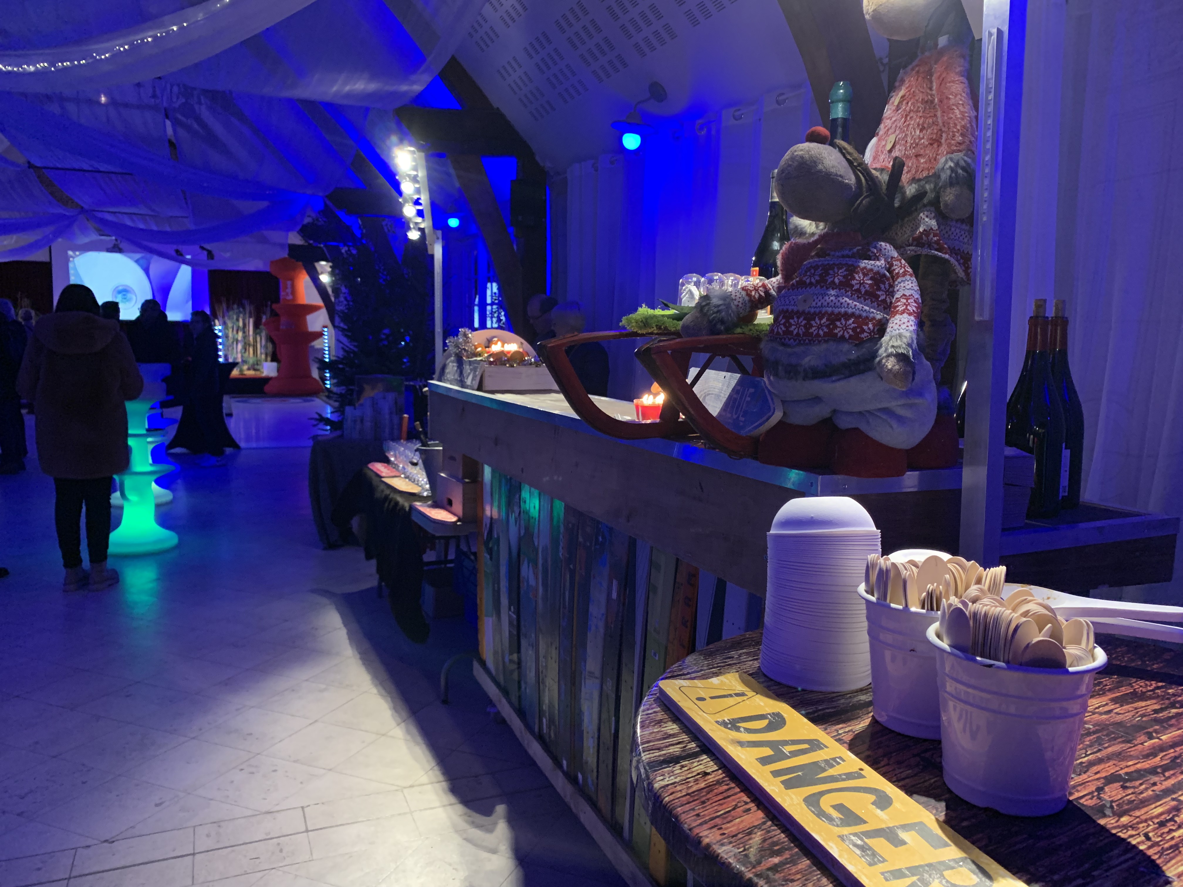 Walking dinner kerstfeest Luik, staande tafels met culinaire hapjes in verlichte zaal · INNOV'events