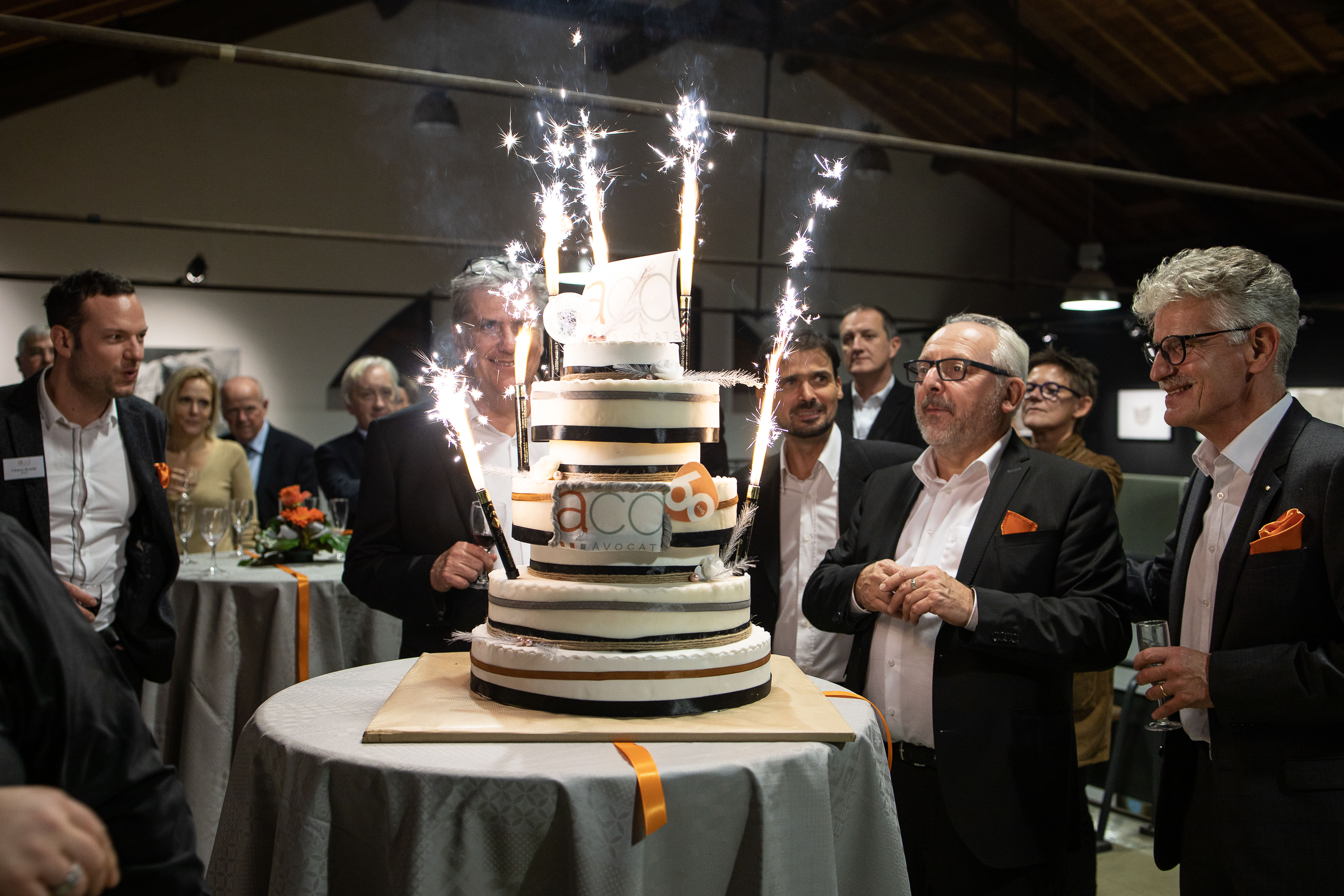 Afscheidsfeest Antwerpen toespraak directeur voor groep medewerkers in historische zaal · INNOV'events