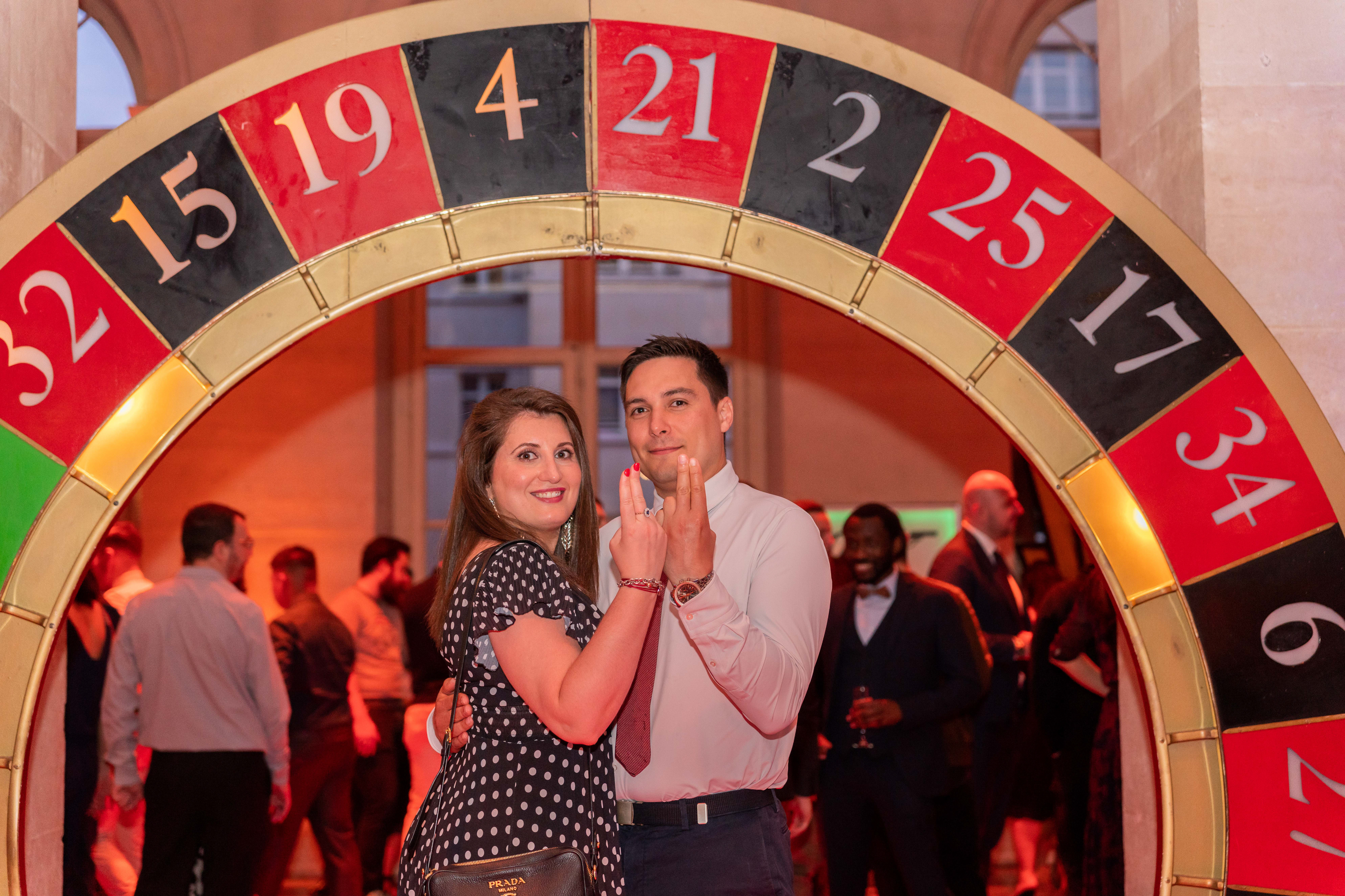 Wijncasino avond Luik, croupier en wijnexpert aan tafel, Salle des Congrès · INNOV'events