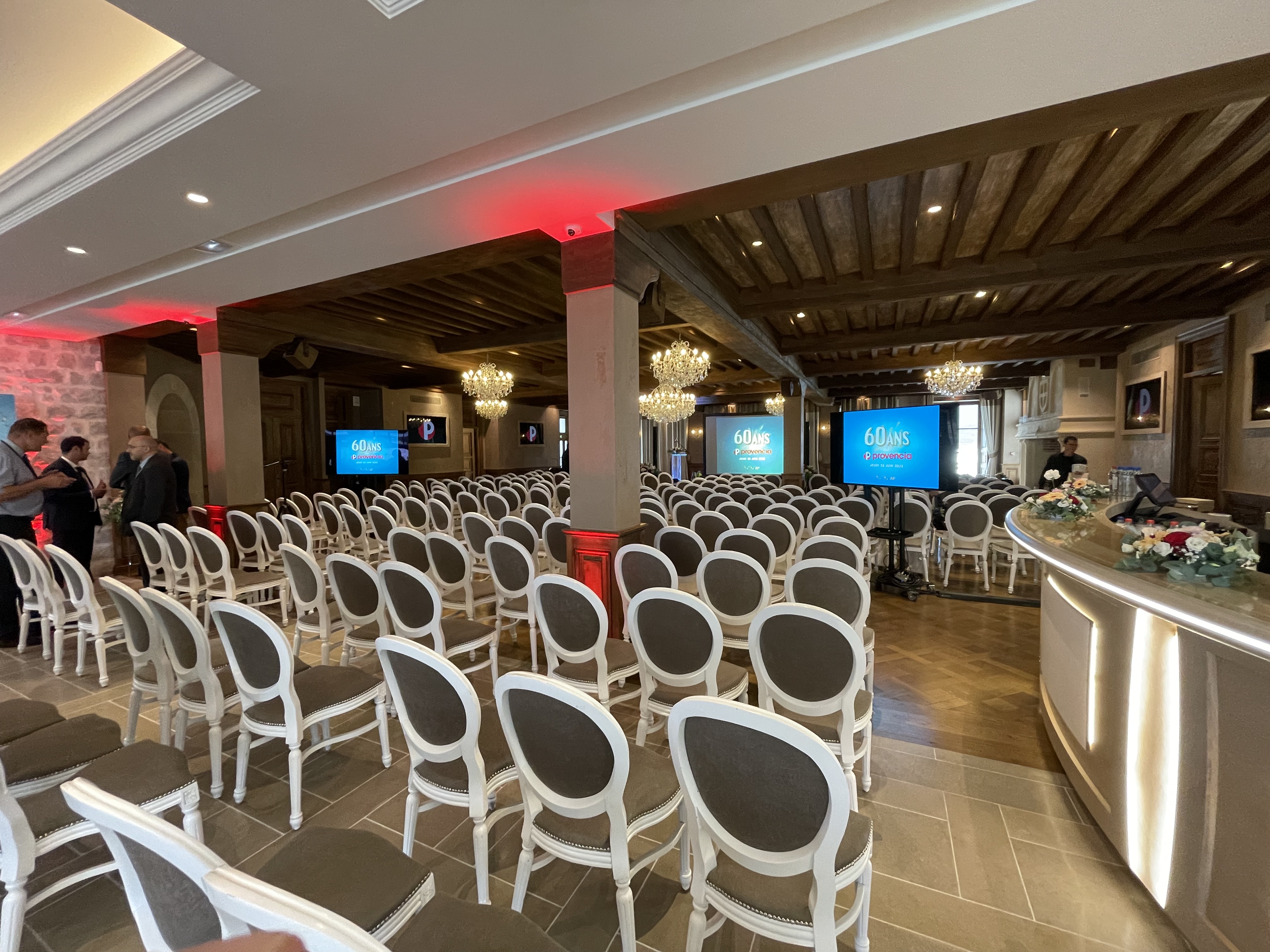 Sfeervolle avondscène geluid lichttechniek Brussel galadiner LED-decoratie · INNOV'events