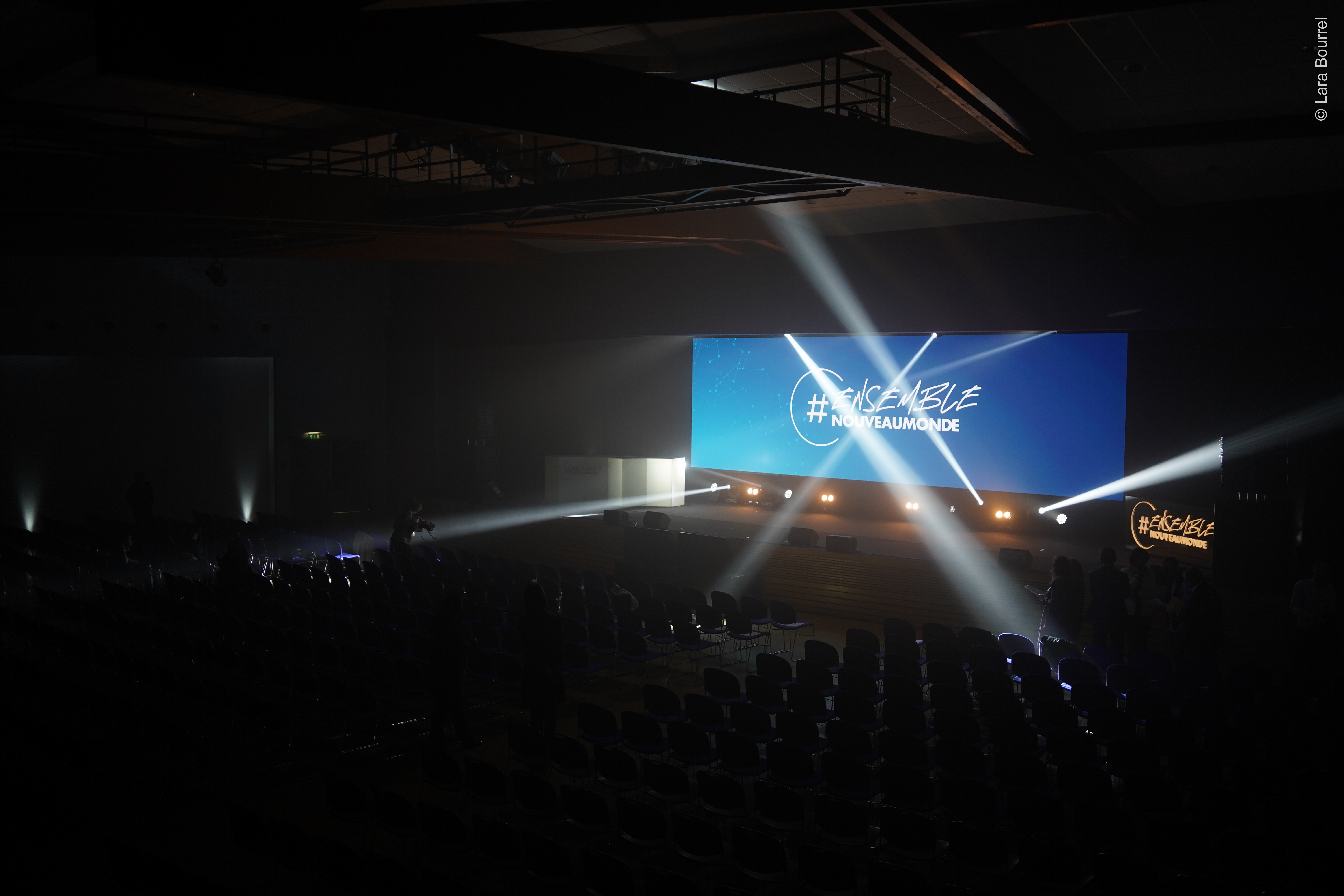Stage lighting rig corporate event Liege Palais des Congrès interior · INNOV'events