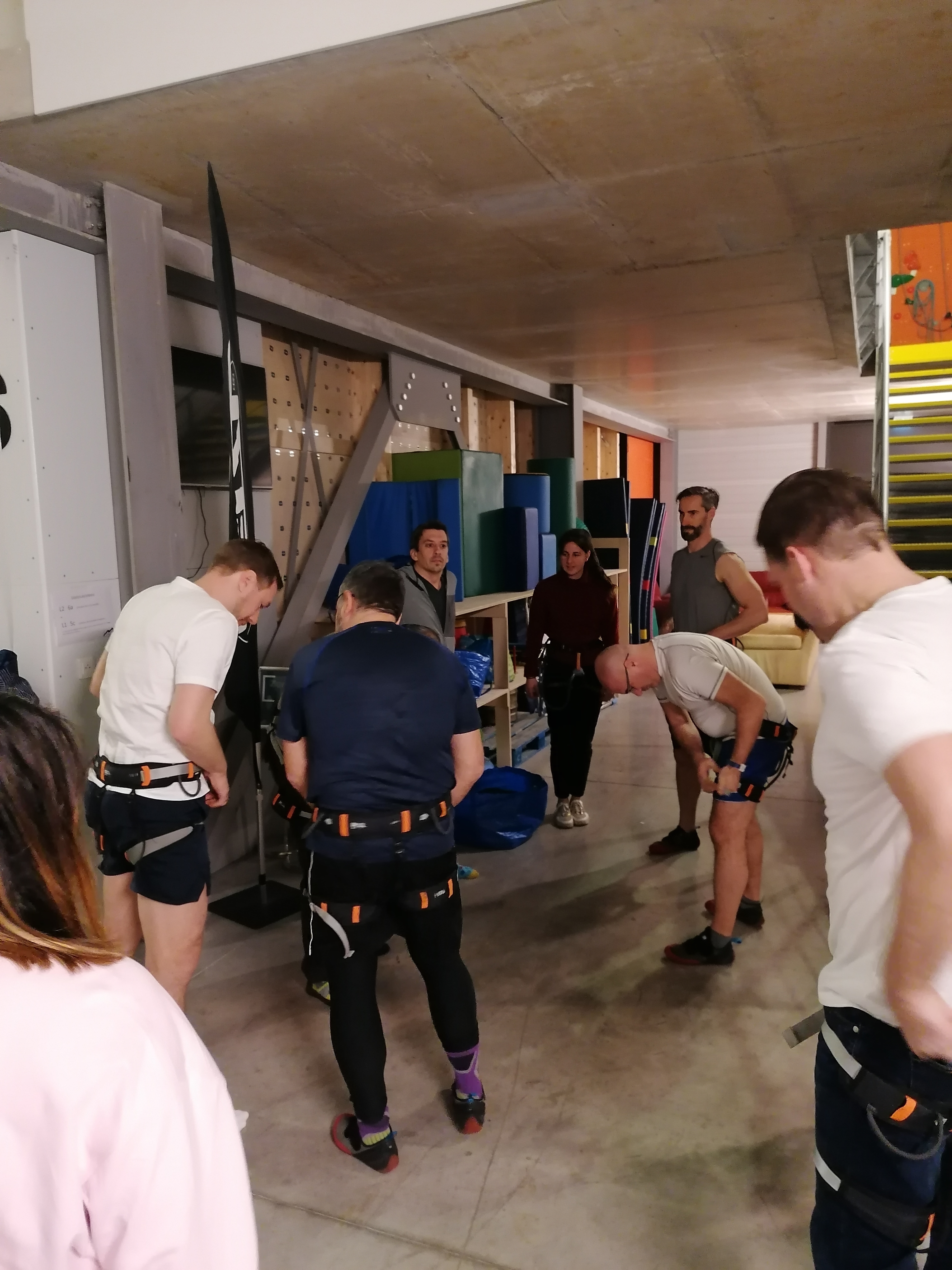 Indoor skydiving simulator Brussel groep deelnemers windtunnel tunnel bedrijfsevenement · INNOV'events
