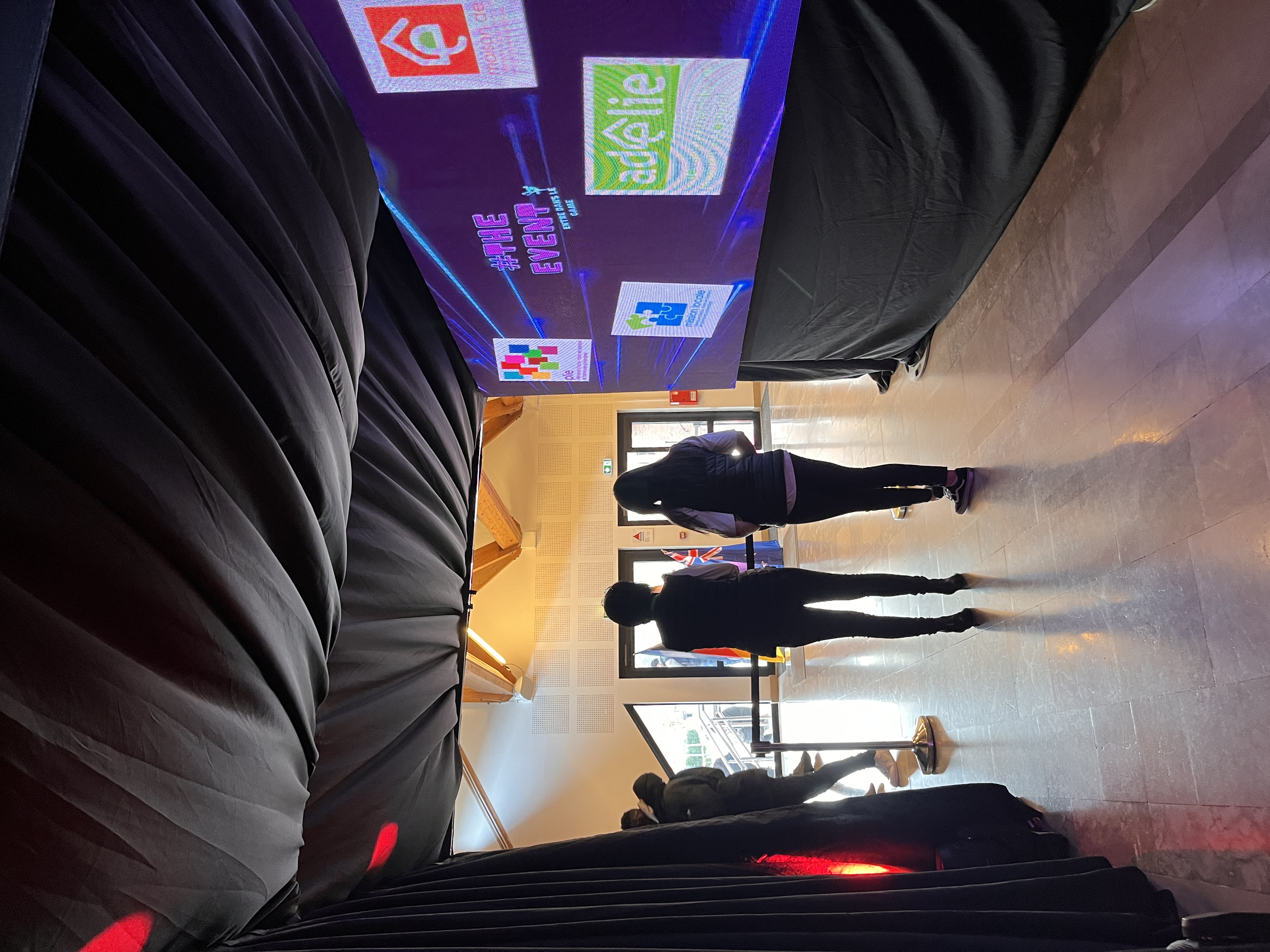 Groupe corporate en simulateur de chute libre Liège salle indoor Médiacité · INNOV'events