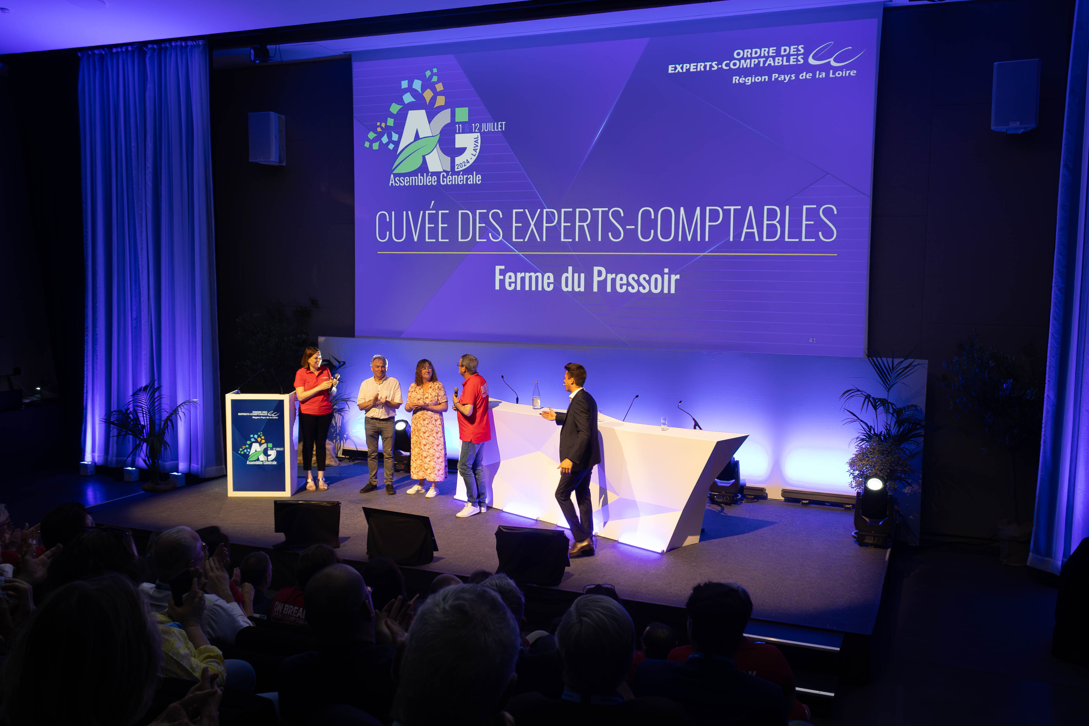 Interne kick-off bedrijfsshow Antwerpen plenaire zaal moderne opstelling · INNOV'events