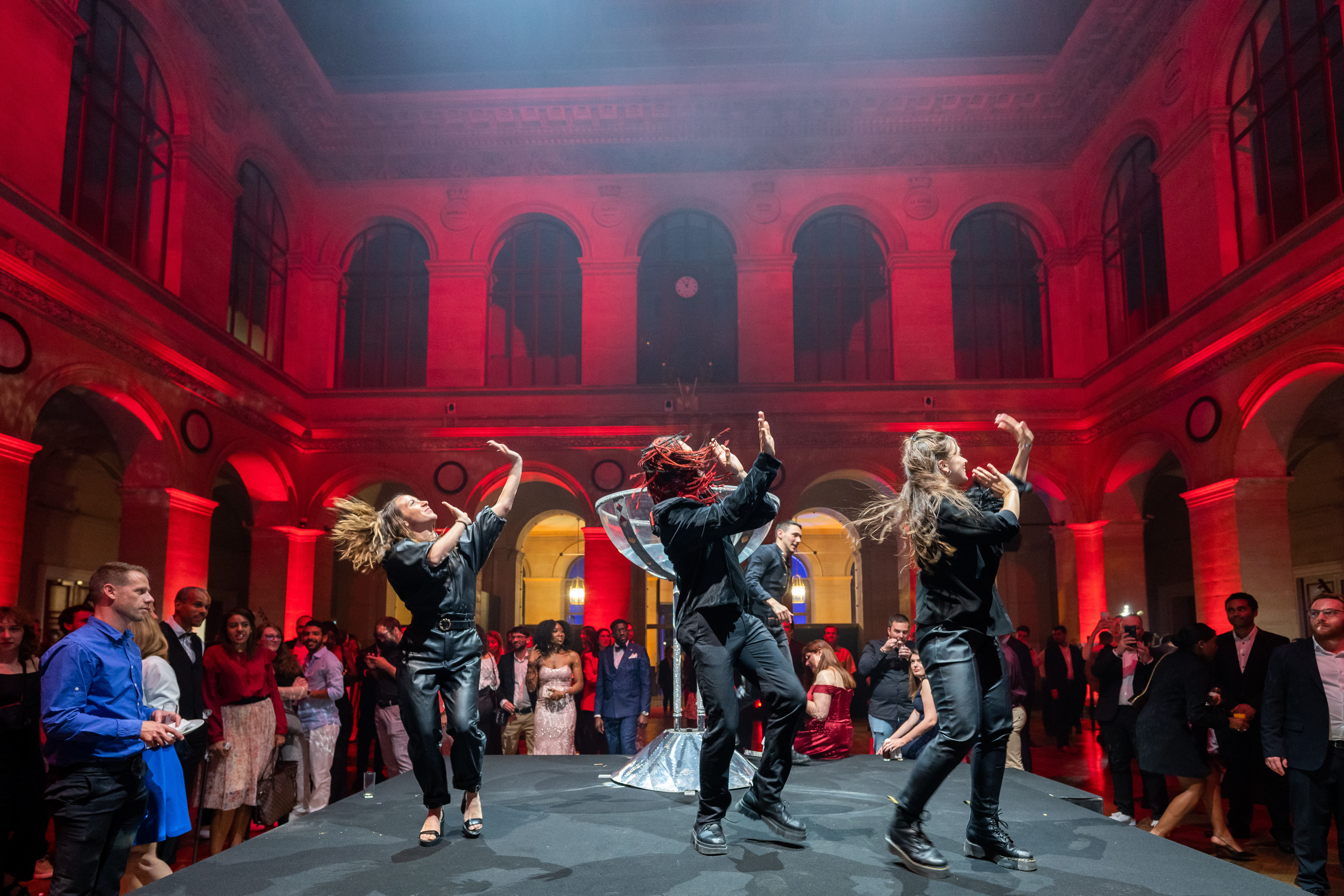 Podiumshow bedrijfsshow Brussel plénière met presentator · INNOV'events