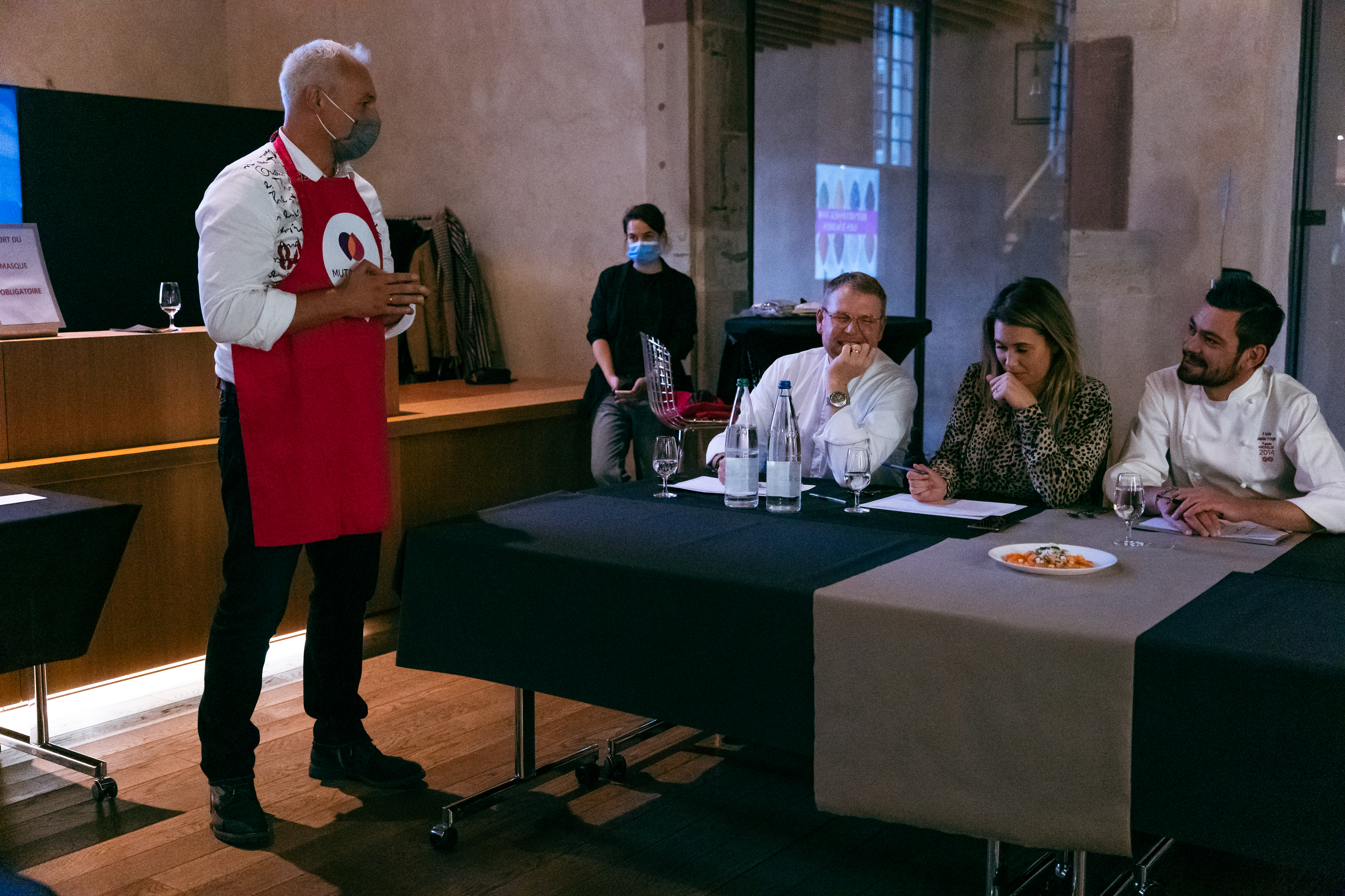 Blind tasting moleculaire gastronomie workshop Brussel · deelnemers noteren smaakbeoordelingen · INNOV'events