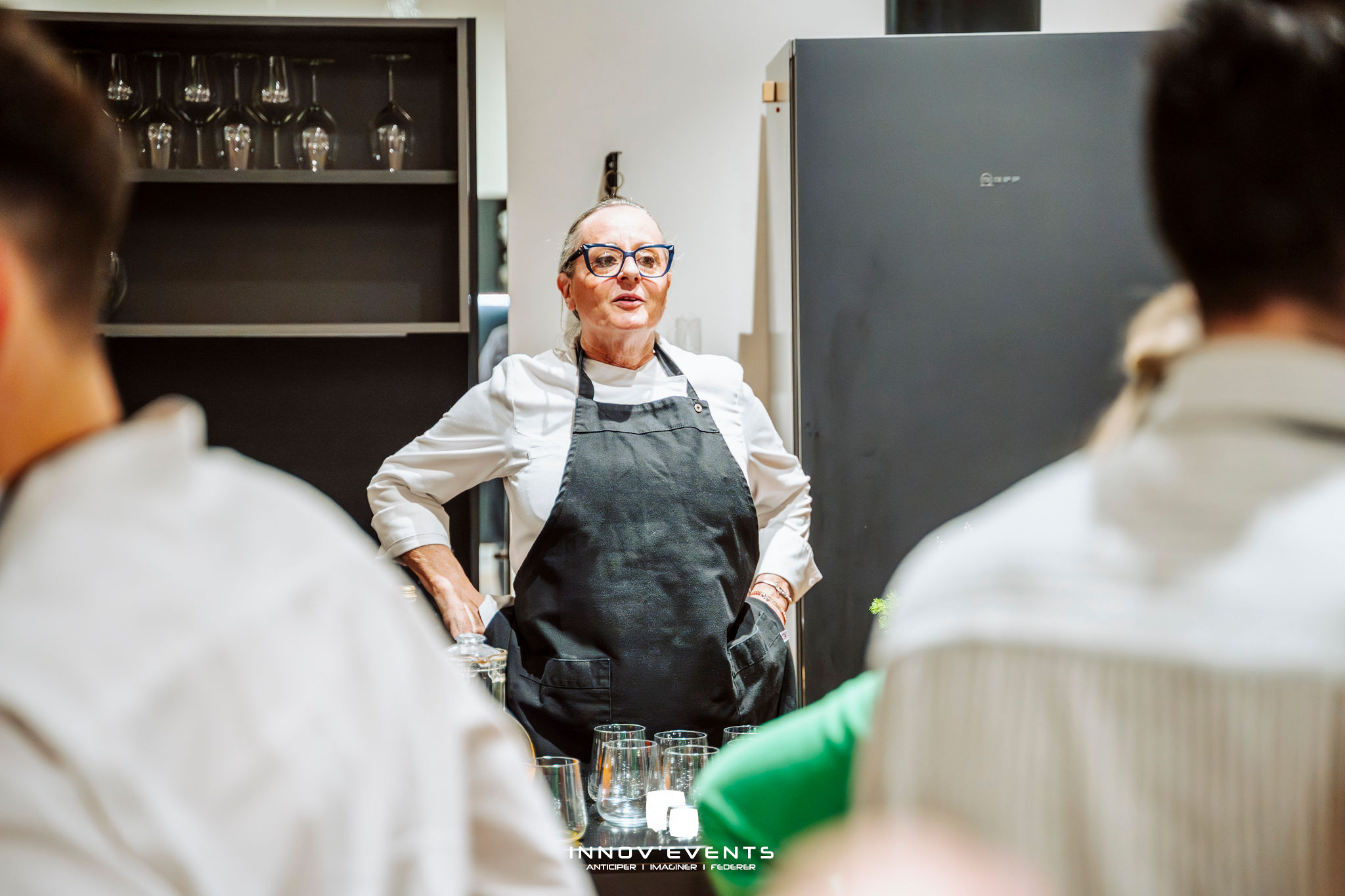 Volledige dag moleculaire gastronomie workshop Luik groep presenteert gerecht · INNOV'events