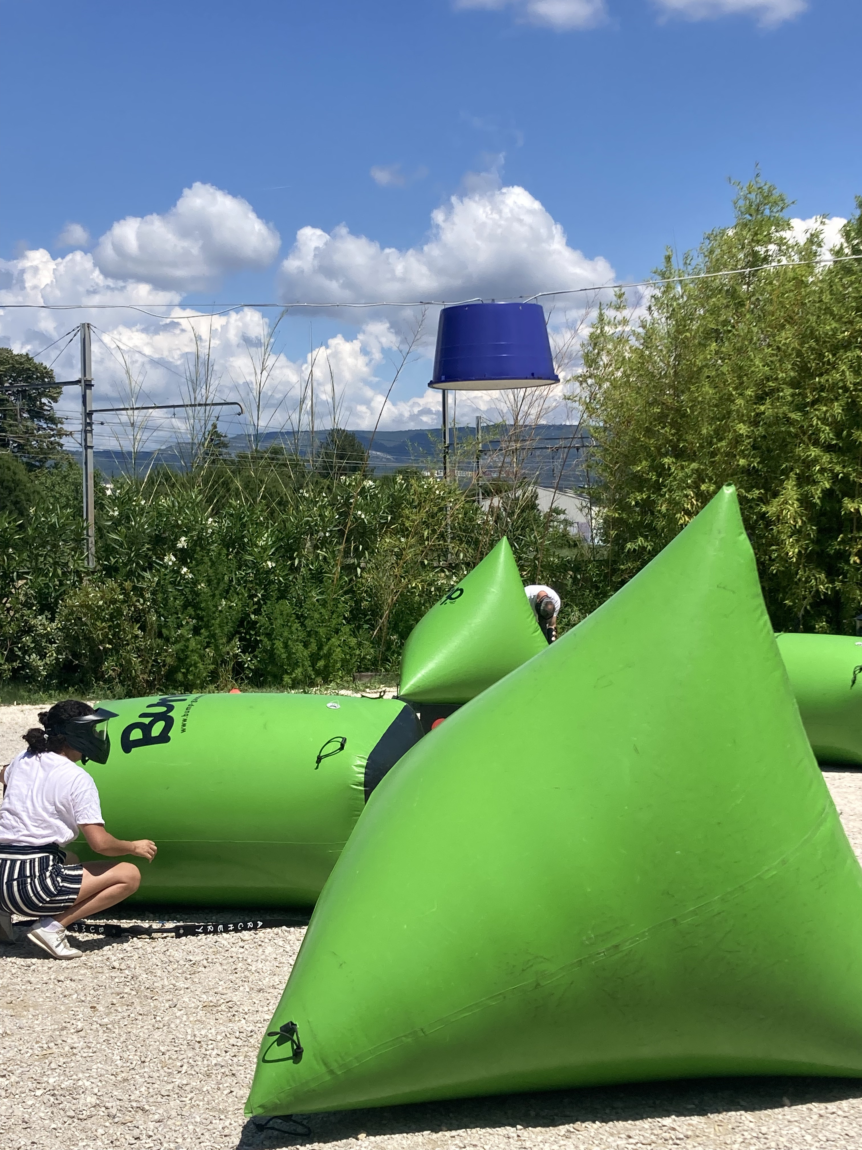 Outdoor teambuilding springkussens Antwerpen Linkeroever obstakelparcours · INNOV'events