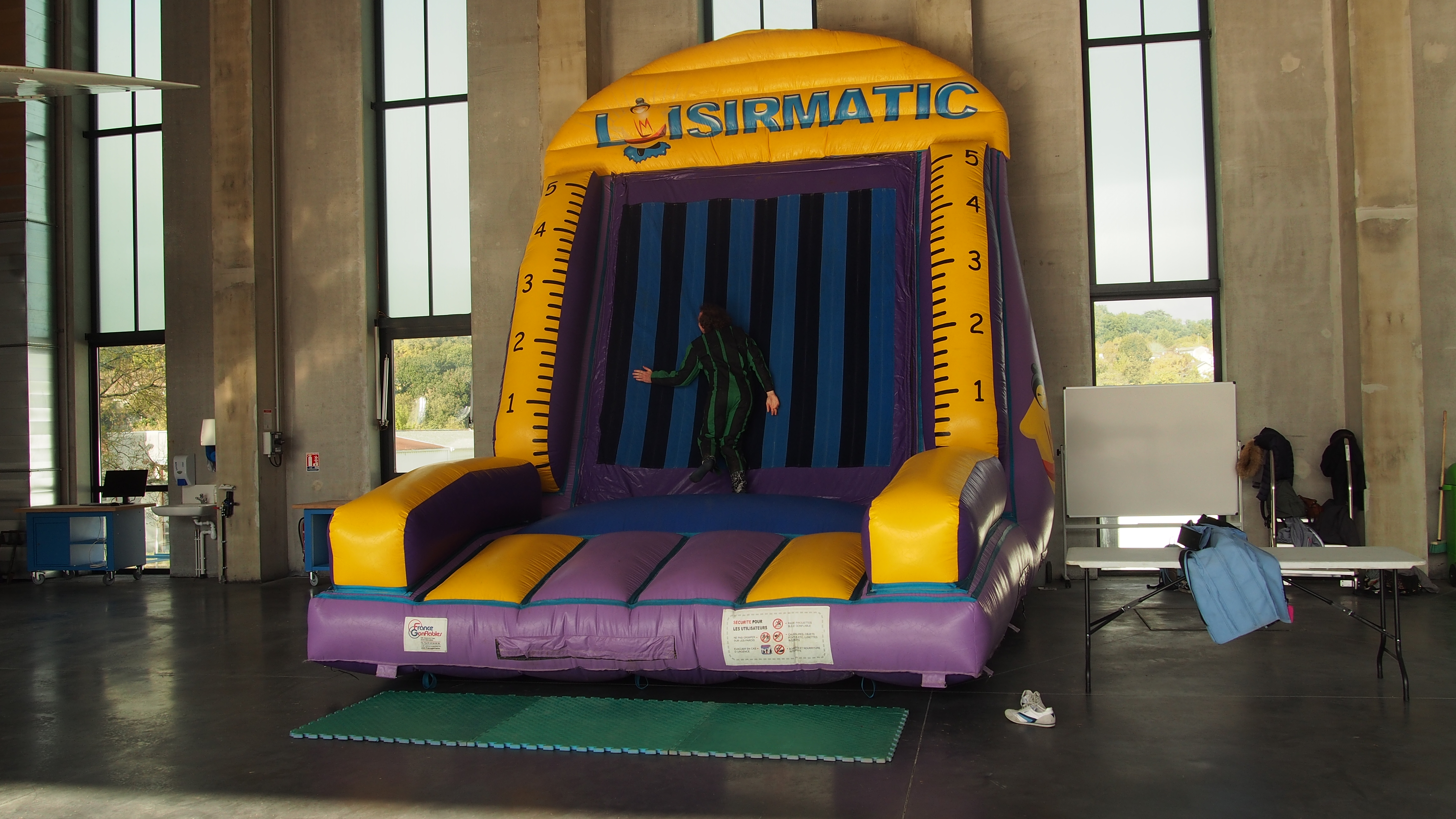 Springkastelen Antwerpen kinderen medewerkers obstakelparcours Eilandje · INNOV'events