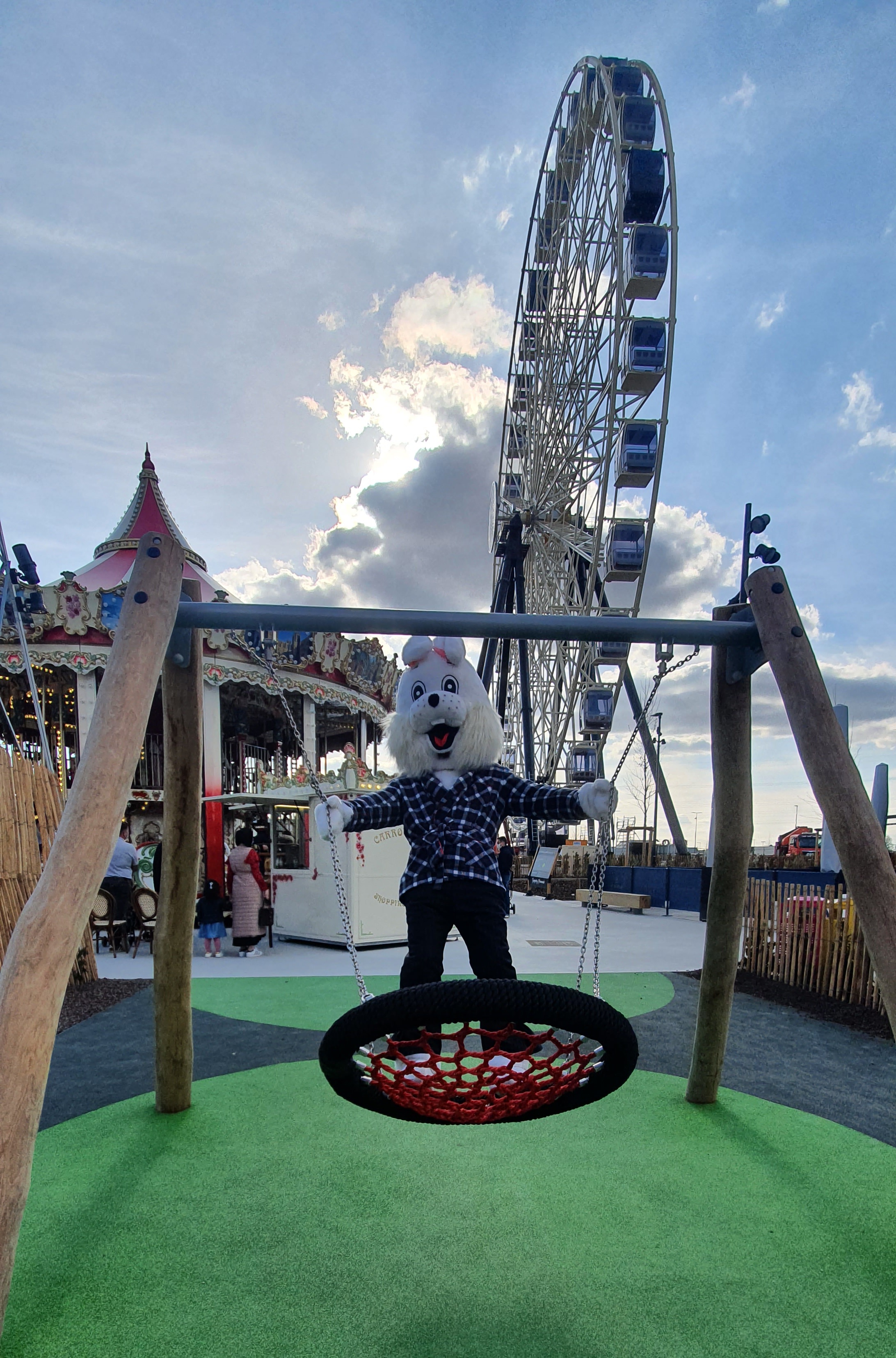 Animation foraine Bruxelles collaborateurs autour d'un stand de tir Atomium en arrière-plan · INNOV'events organisation d'événements