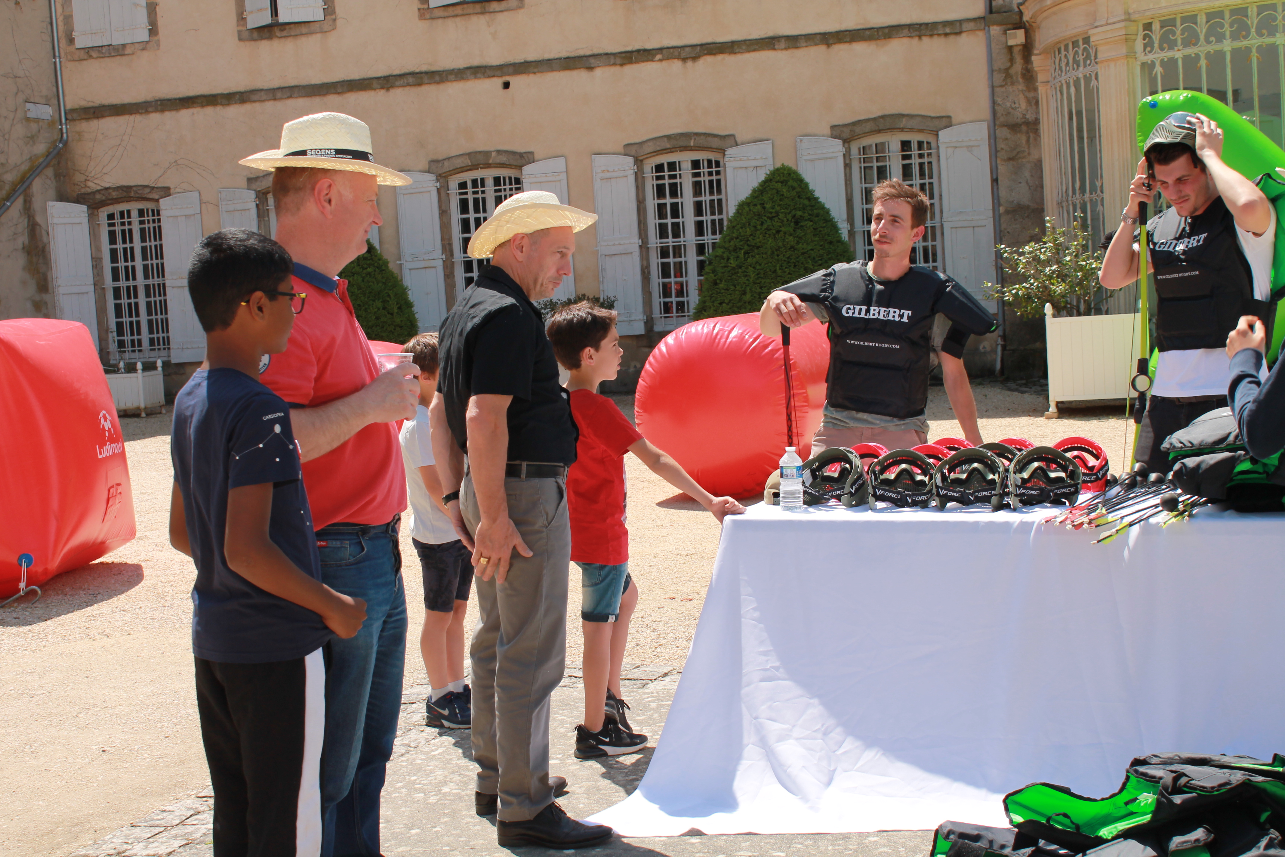 Réalité virtuelle Liège participant casque VR salle modulable lumière tamisée · INNOV'events