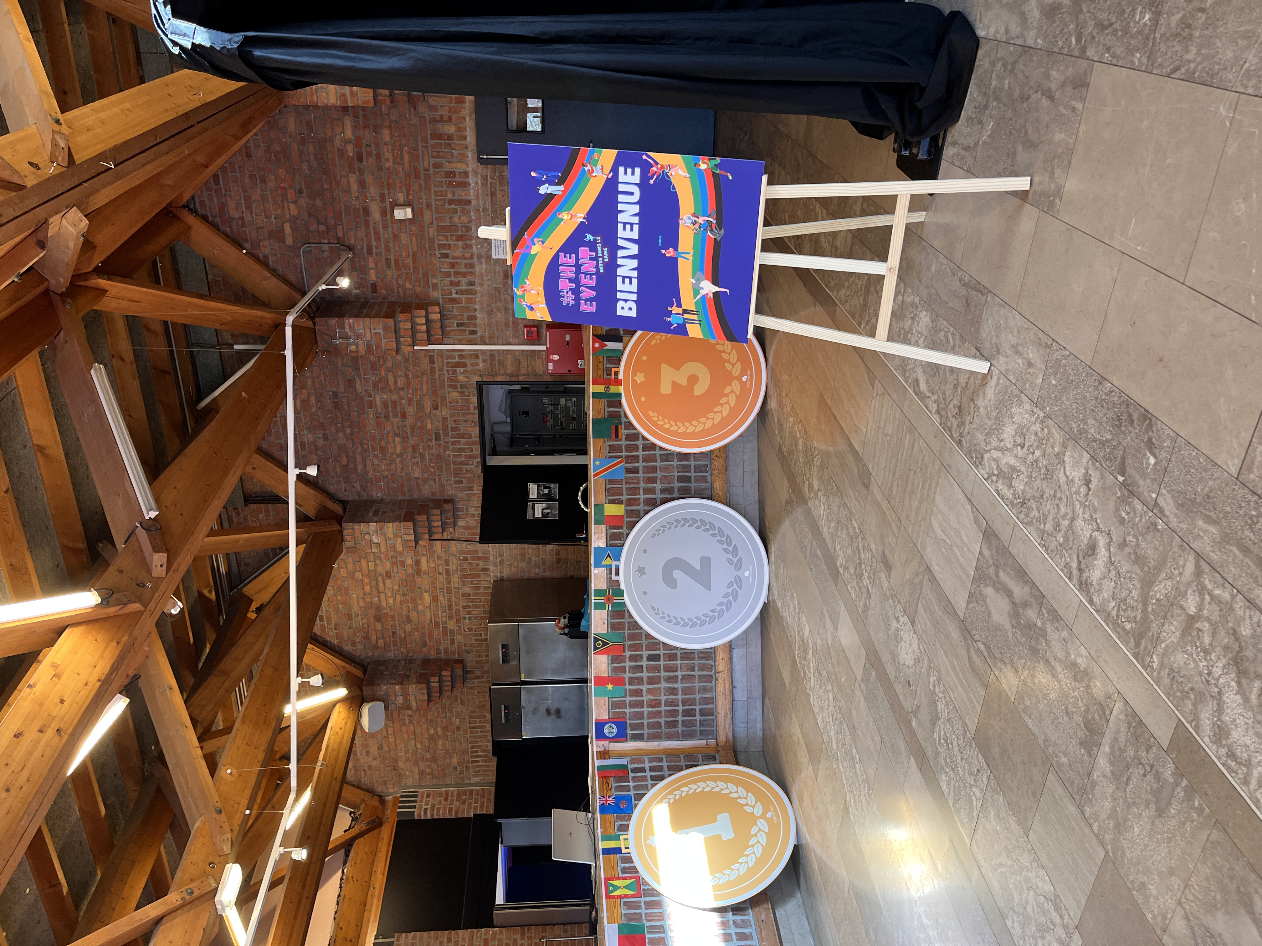 Groepsworkshop kleuradvies Brussel deelnemers met kleurstalen · INNOV'events