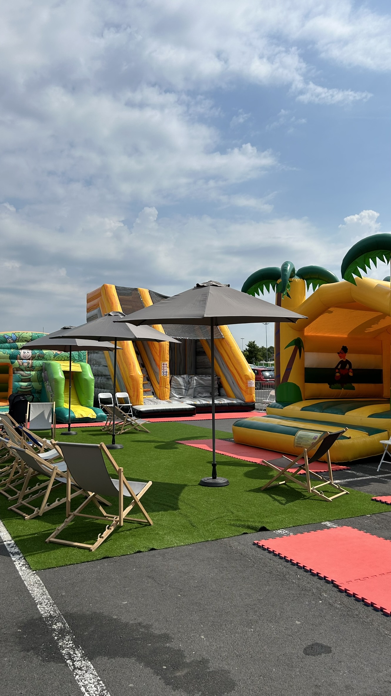 Jeux gonflables entreprise Bruxelles équipes en compétition sur structures colorées · INNOV'events