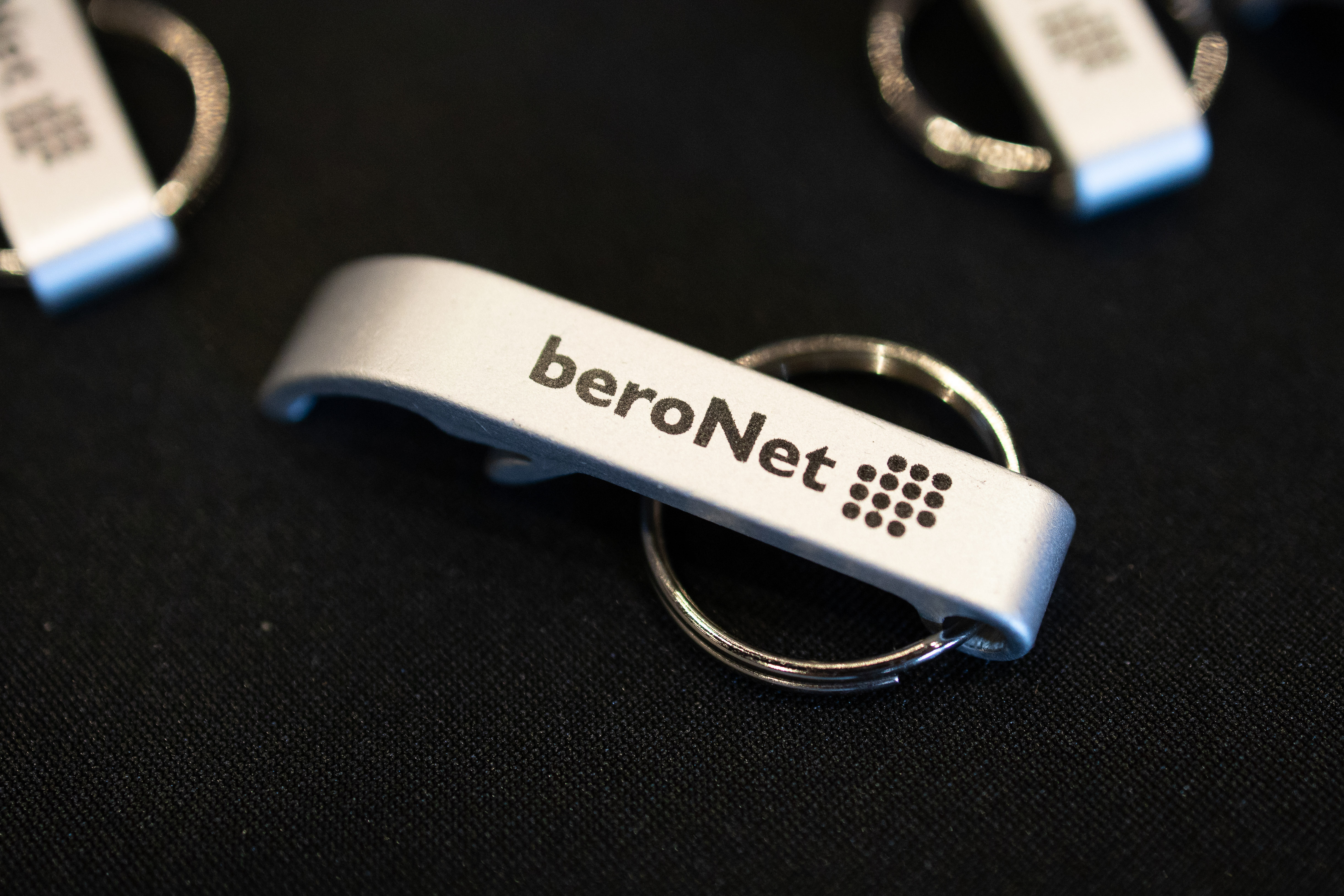 Promotionele gadgets Luik gebrandmerkte welkomstbox op tafel Palais des Congrès · INNOV'events