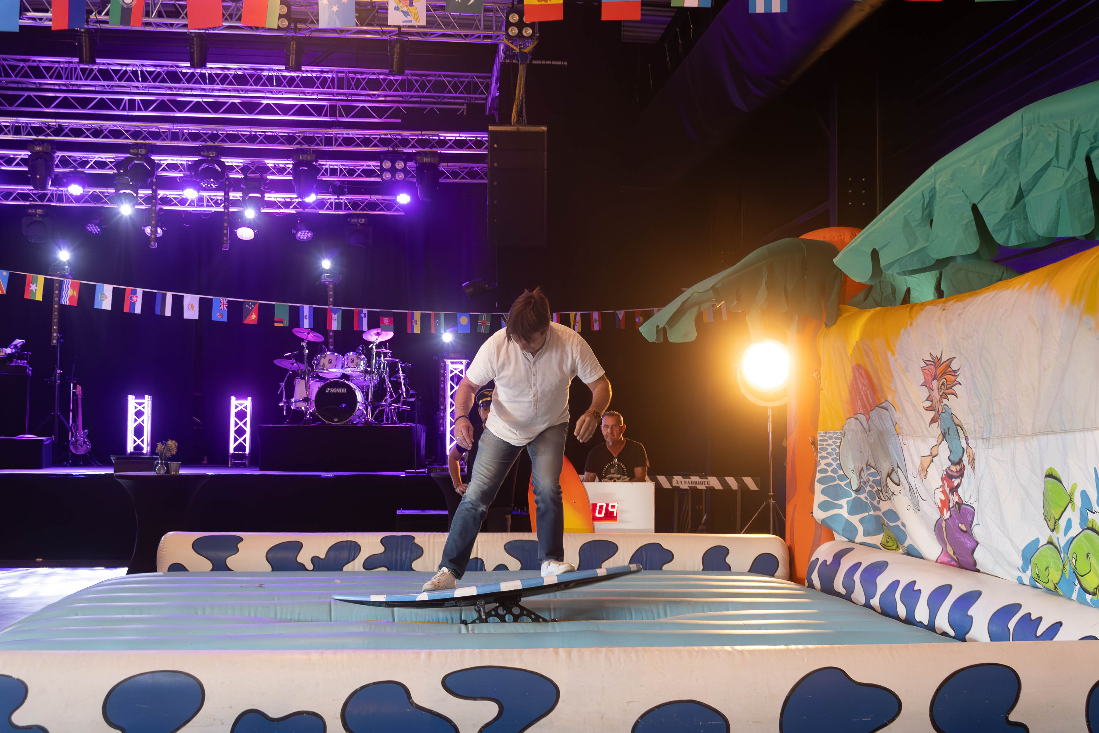 Surfsimulator teamactiviteit bedrijven Antwerpen Eilandje havenhal · INNOV'events
