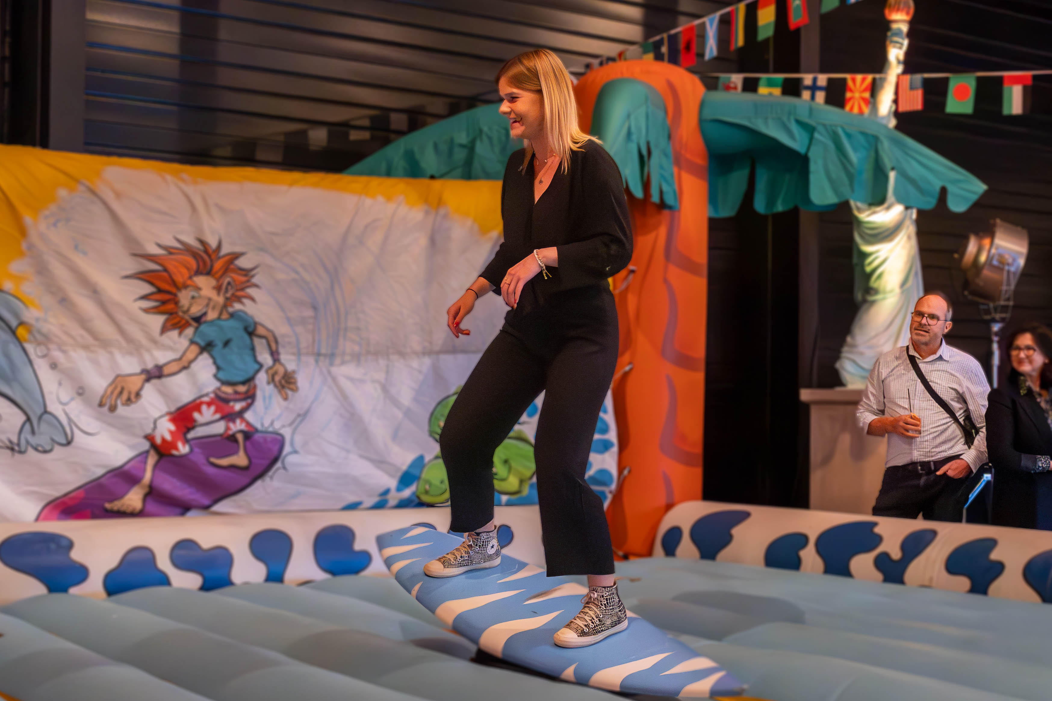 Simulateur de surf demi-journée simulateur de surf Bruxelles équipes en rotation · INNOV'events