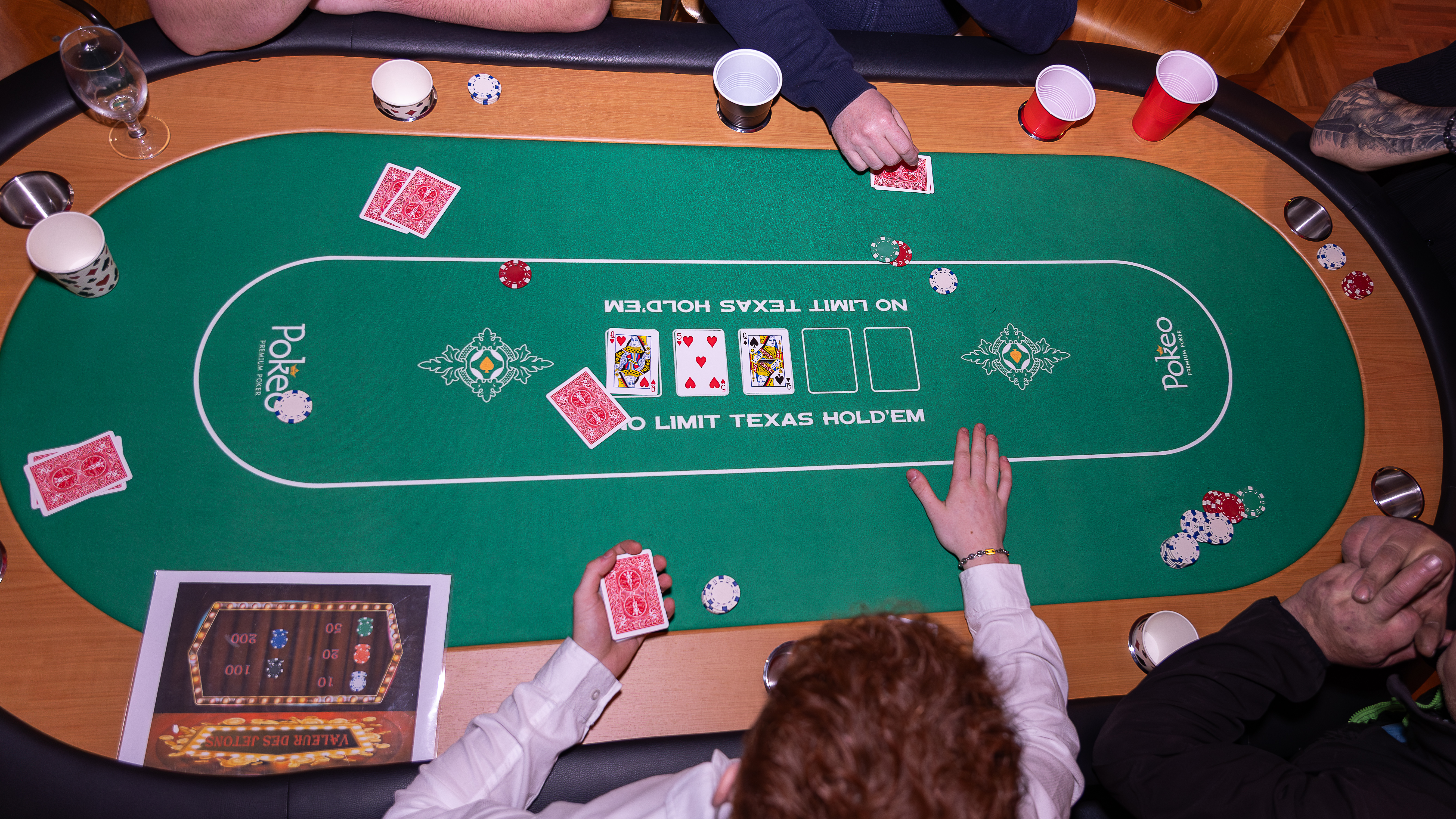 Tables de poker black-jack animation casino Bruxelles participants en tenue de soirée · INNOV'events organisation d'événements